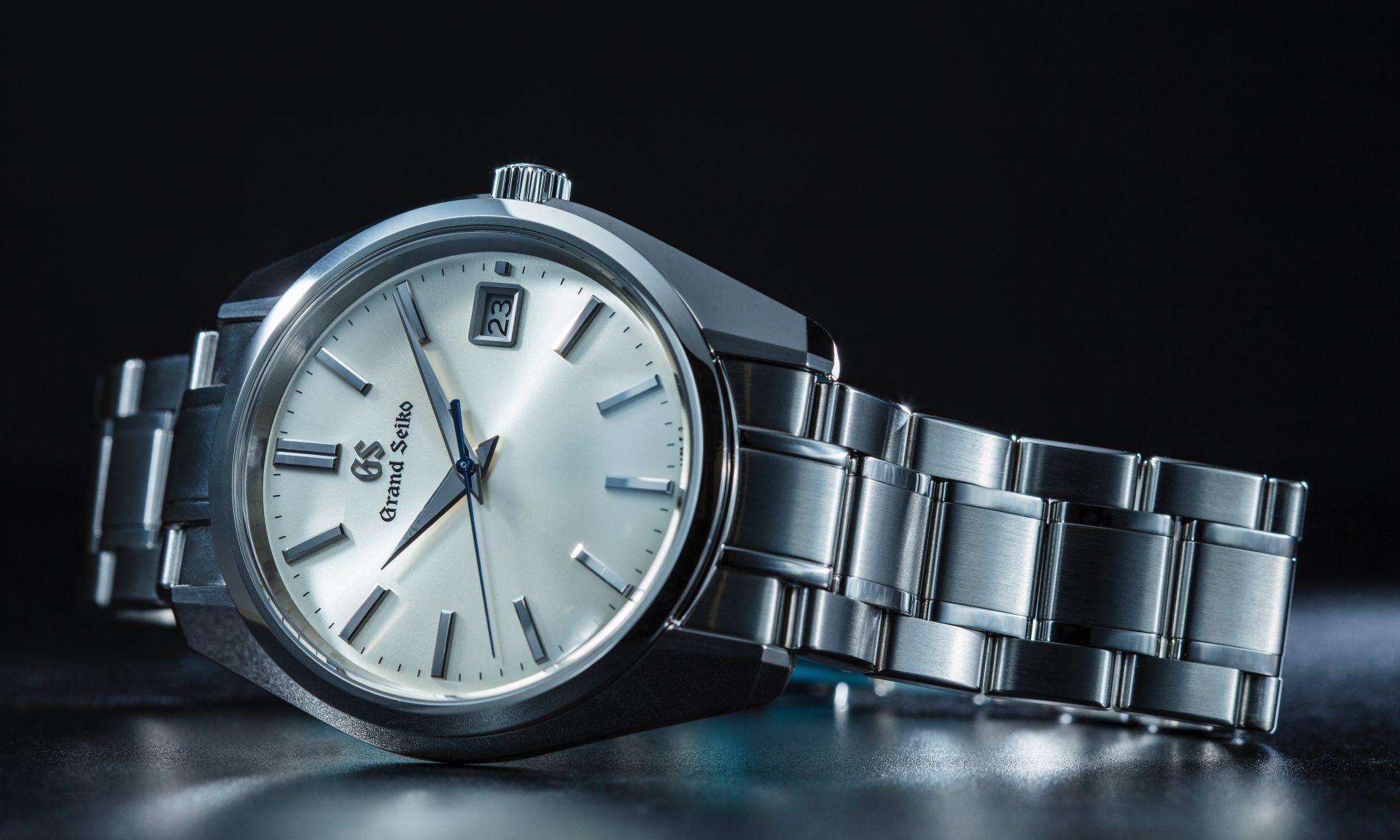 這款看起來像爺爺老錶的 GRAND SEIKO Heritage SBGV205大三針日曆錶款，可以說是最具代表性的GS石英錶款。採用最嚴格標準手工組裝的9F82石英機芯，達到年差±10秒之內的精準度。外型上，更採用1967年問市的「44GS」所奠定的設計理念「Seiko Style」外觀，以超鏡面研磨打造完美無瑕的錶殼，多面鑽石切割時標，寬大銳利的劍形指針，可說是為承襲Grand Seiko的美學而生。功能：時、分、秒指示；日曆顯示；機芯：9F82石英機芯；定價約NT$100,000。（攝影：游銘元）