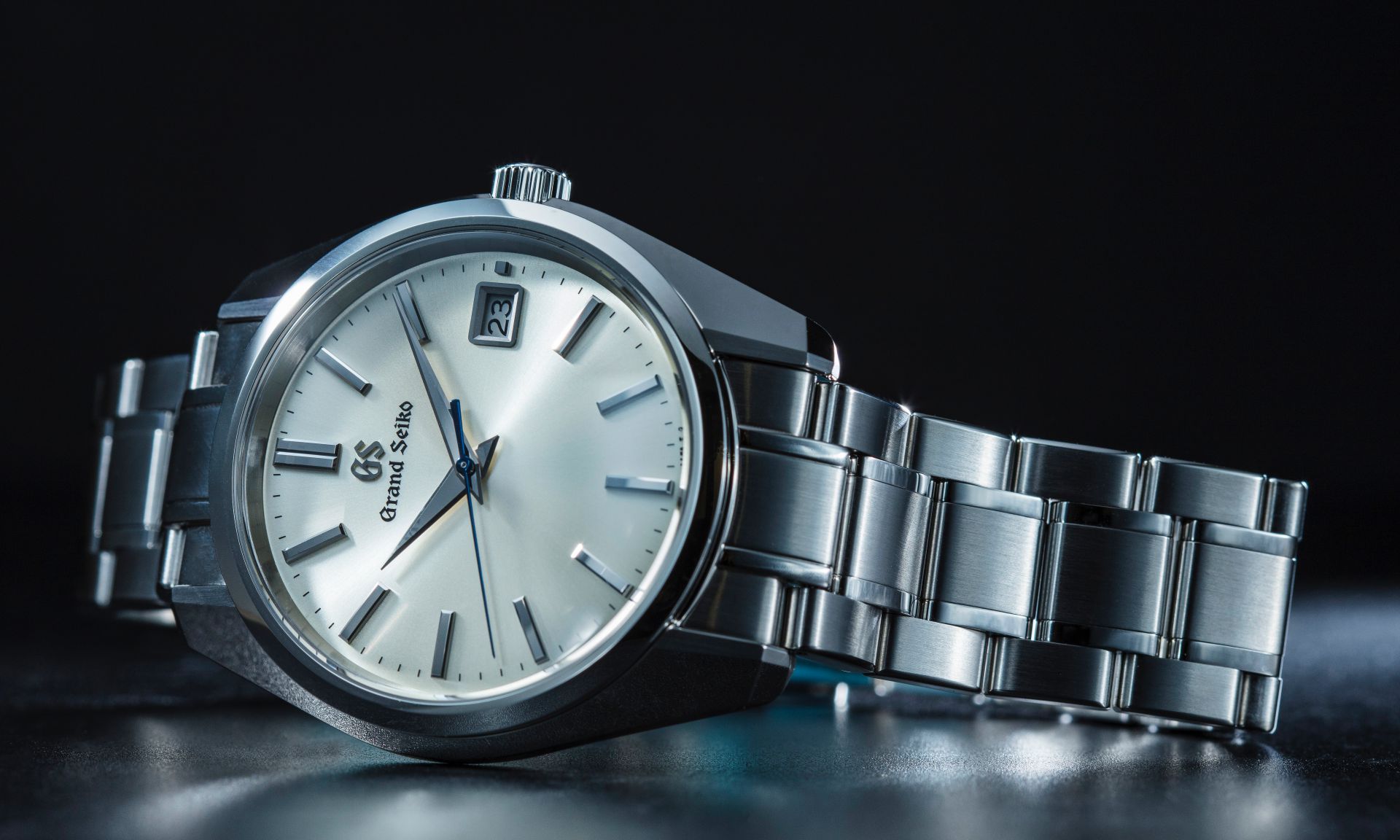 這款看起來像爺爺老錶的 GRAND SEIKO Heritage SBGV205大三針日曆錶款,可以說是最具代表性的GS石英錶款。採用最嚴格標準手工組裝的9F82石英機芯,達到年差±10秒之內的精準度。外型上,更採用1967年問市的「44GS」所奠定的設計理念「Seiko Style」外觀,以超鏡面研磨打造完美無瑕的錶殼,多面鑽石切割時標,寬大銳利的劍形指針,可說是為承襲Grand Seiko的美學而生。功能:時、分、秒指示;日曆顯示;機芯:9F82石英機芯;定價約NT$100,000。(攝影:游銘元)