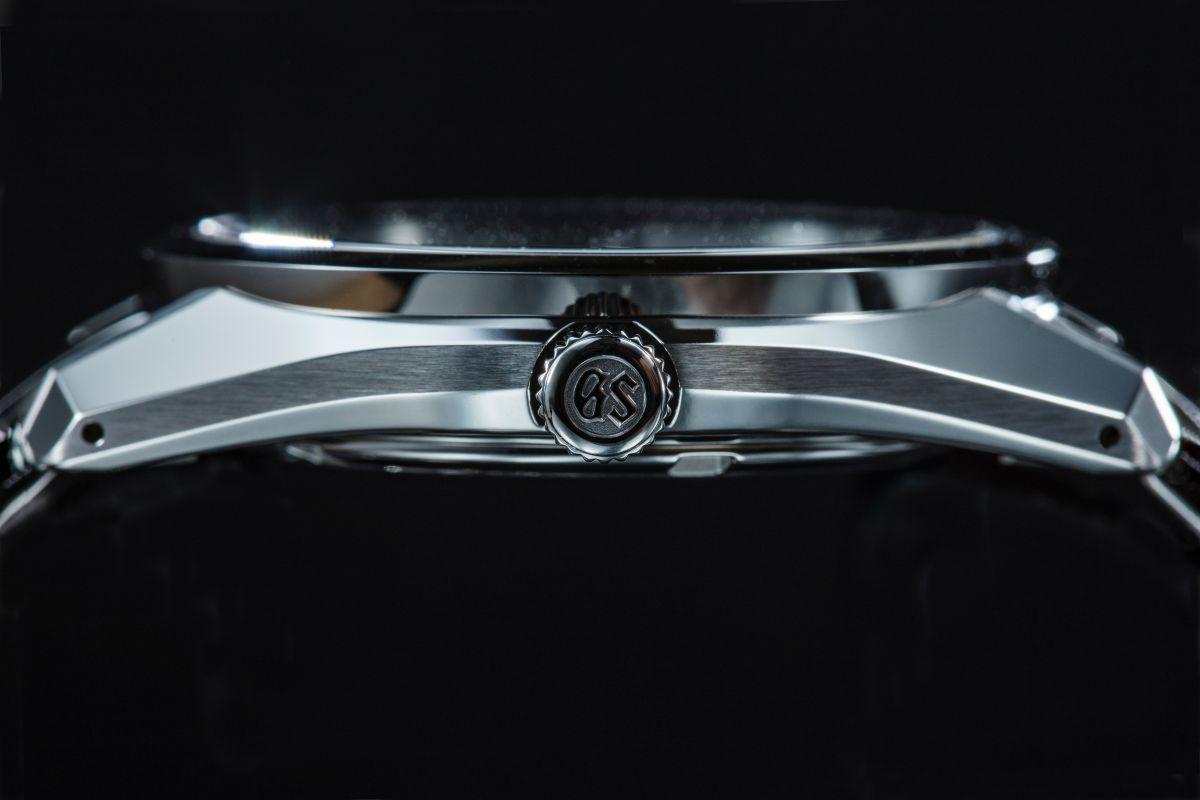 錶殼側面的立體感，與寬大的錶耳切面，營造出最經典的SEIKO Style。（攝影：游銘元）
