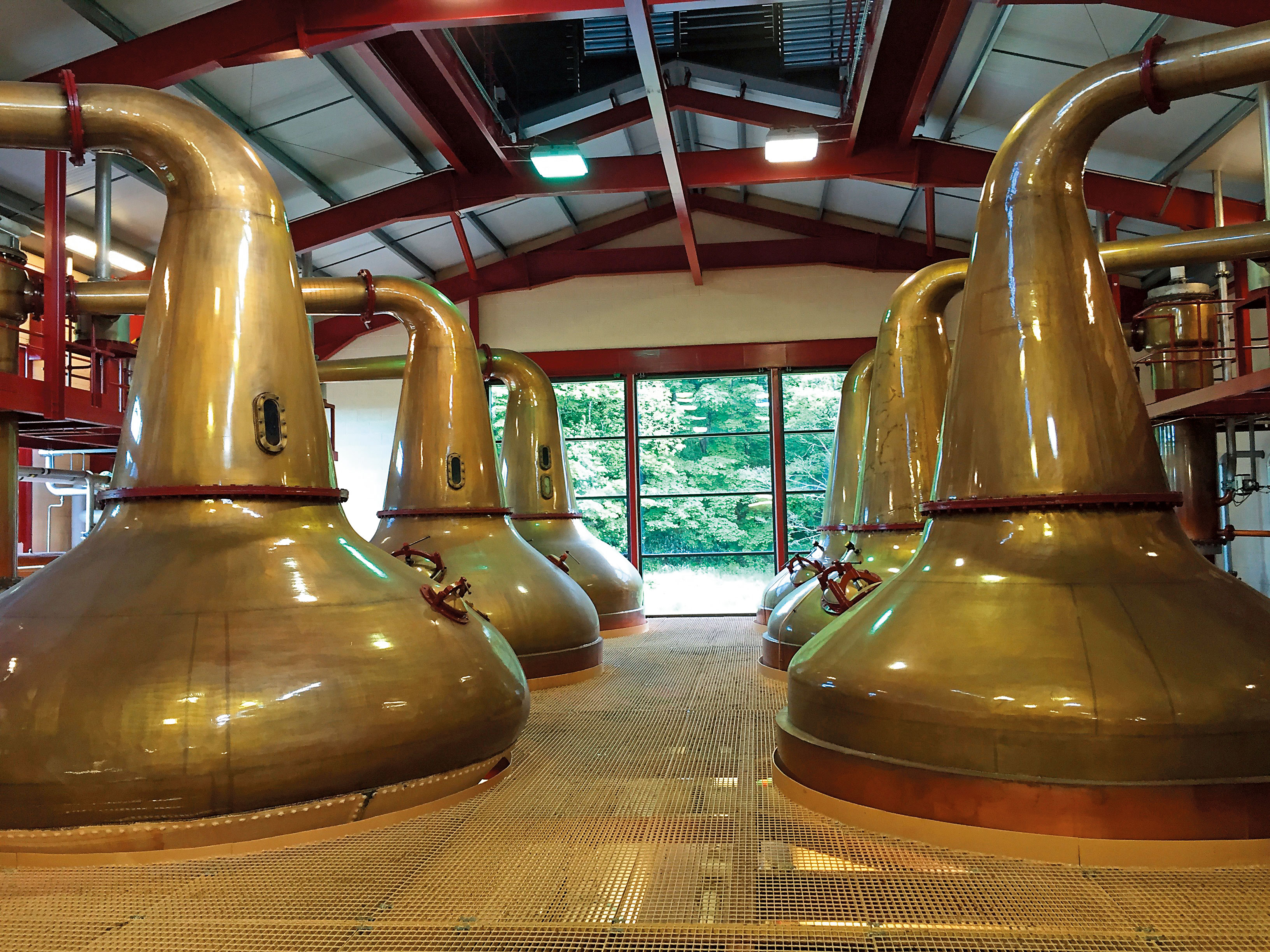 圖中二排壺式蒸餾器,左邊略大有視窗者為一次蒸餾器,可取20至25%的酒精度;右邊略小無視窗者為二次蒸餾器,可取65至70%的高酒精度。