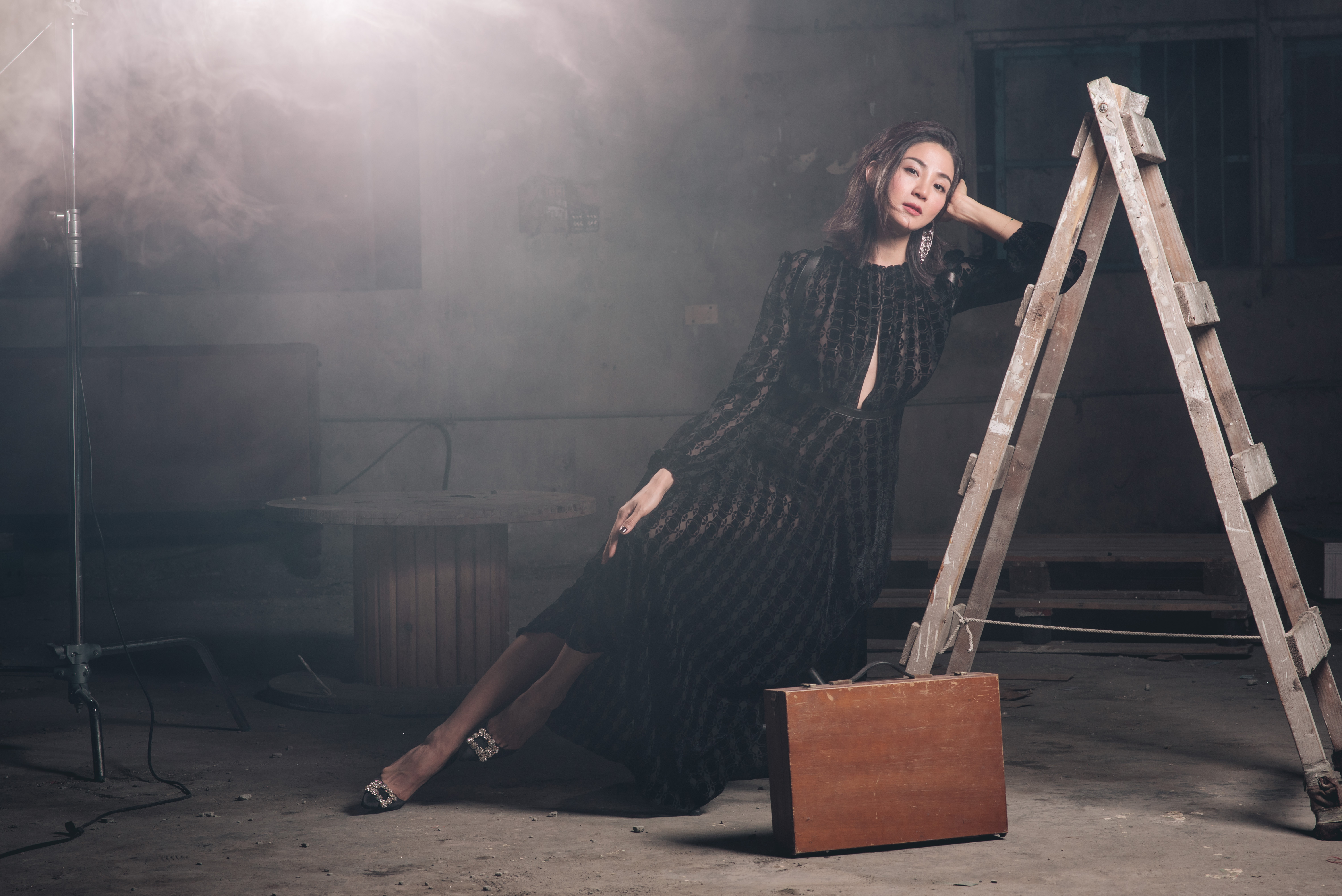 洪小鈴拍年曆展現知性成熟之美。（幸星娛樂提供）