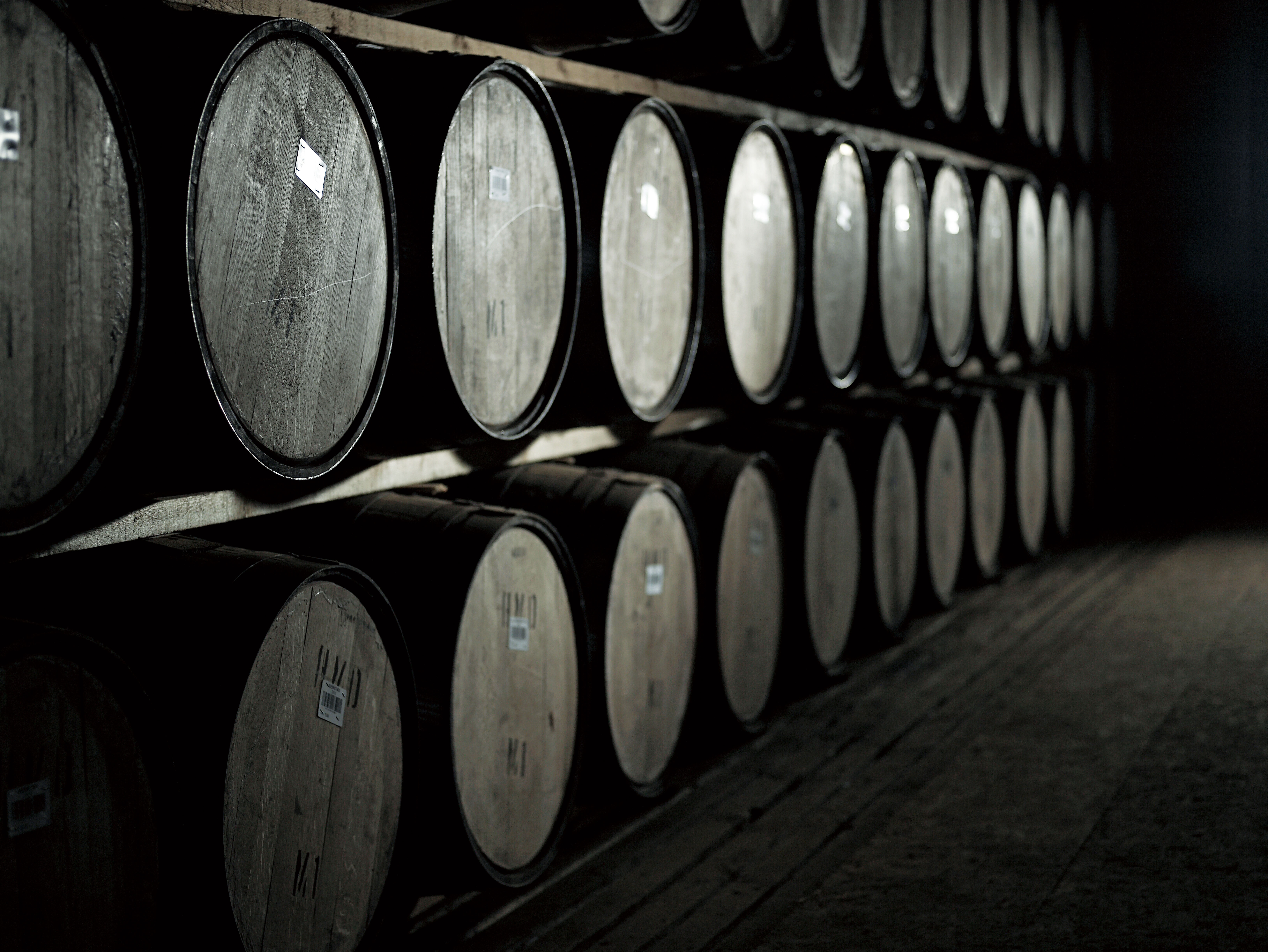 威士忌必需經過「桶熟成」,因此威士忌的定義可以是:「以穀類為原料的蒸餾酒,再以木桶所熟成。」屬於棕色烈酒。