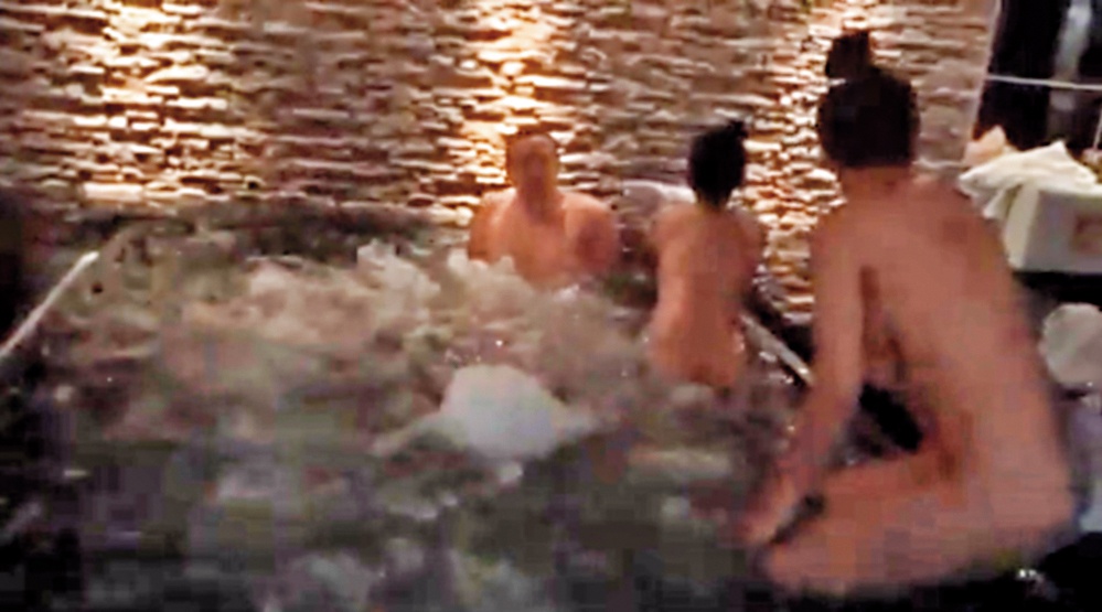 王柏森（左）與2名全裸女子在泰國的高檔浴場3P共浴。（讀者提供）