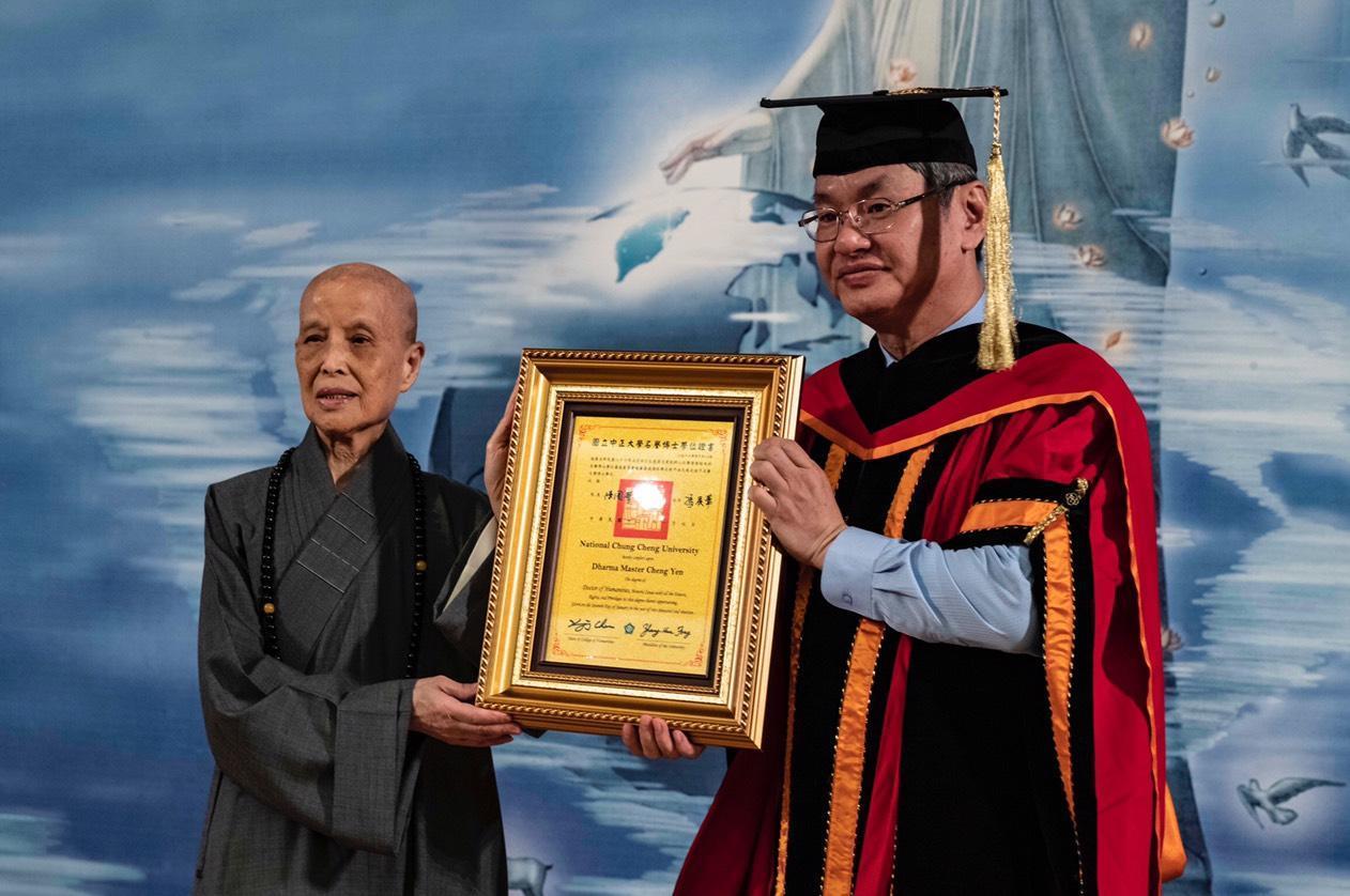 證嚴法師親自出席中正大學名譽文學博士授獎典禮。(慈濟提供)