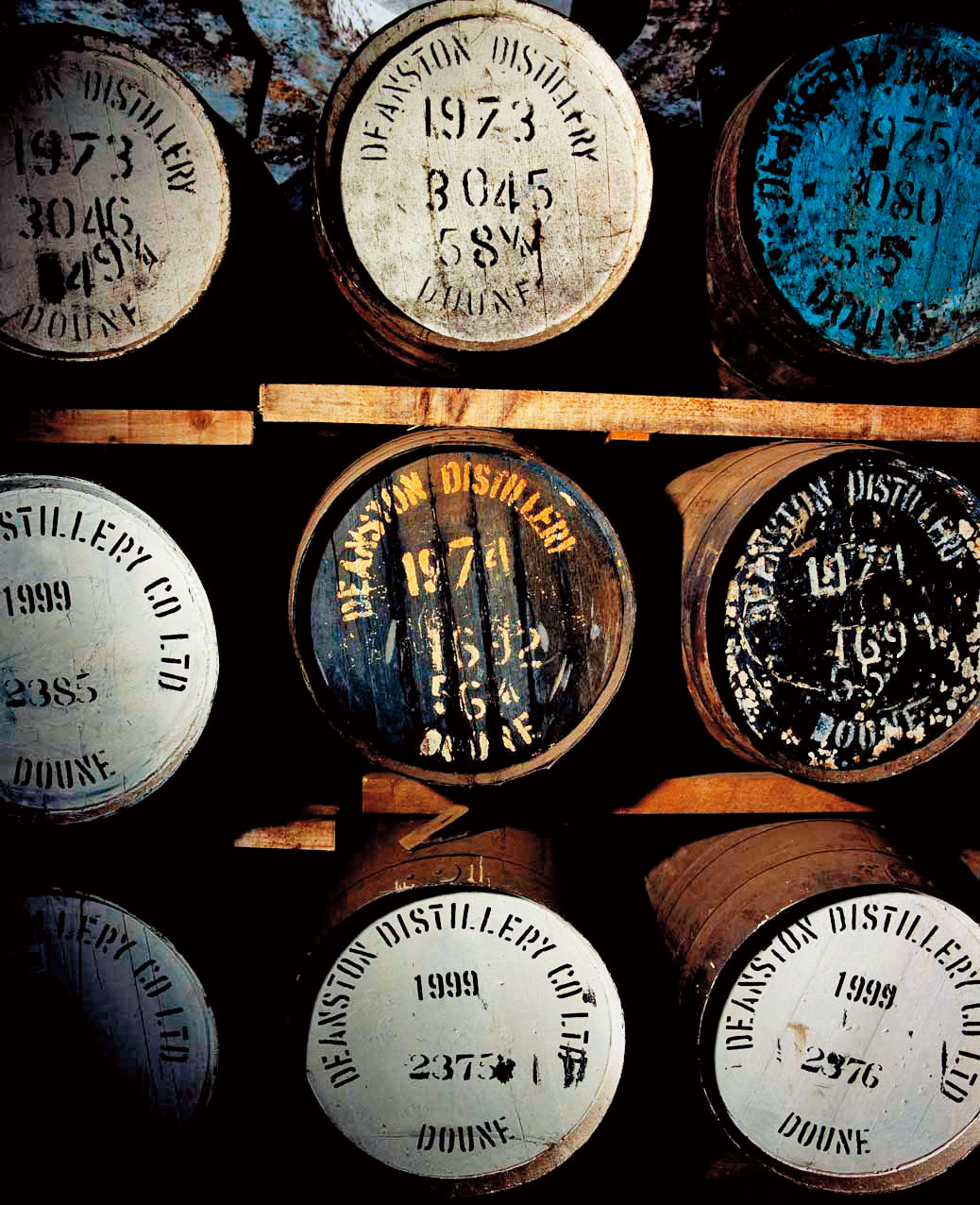 使用手選高品質麥芽，存放於嚴選橡木桶中陳釀，然後再移置全蘇格蘭最挑高厚實的酒窖中。