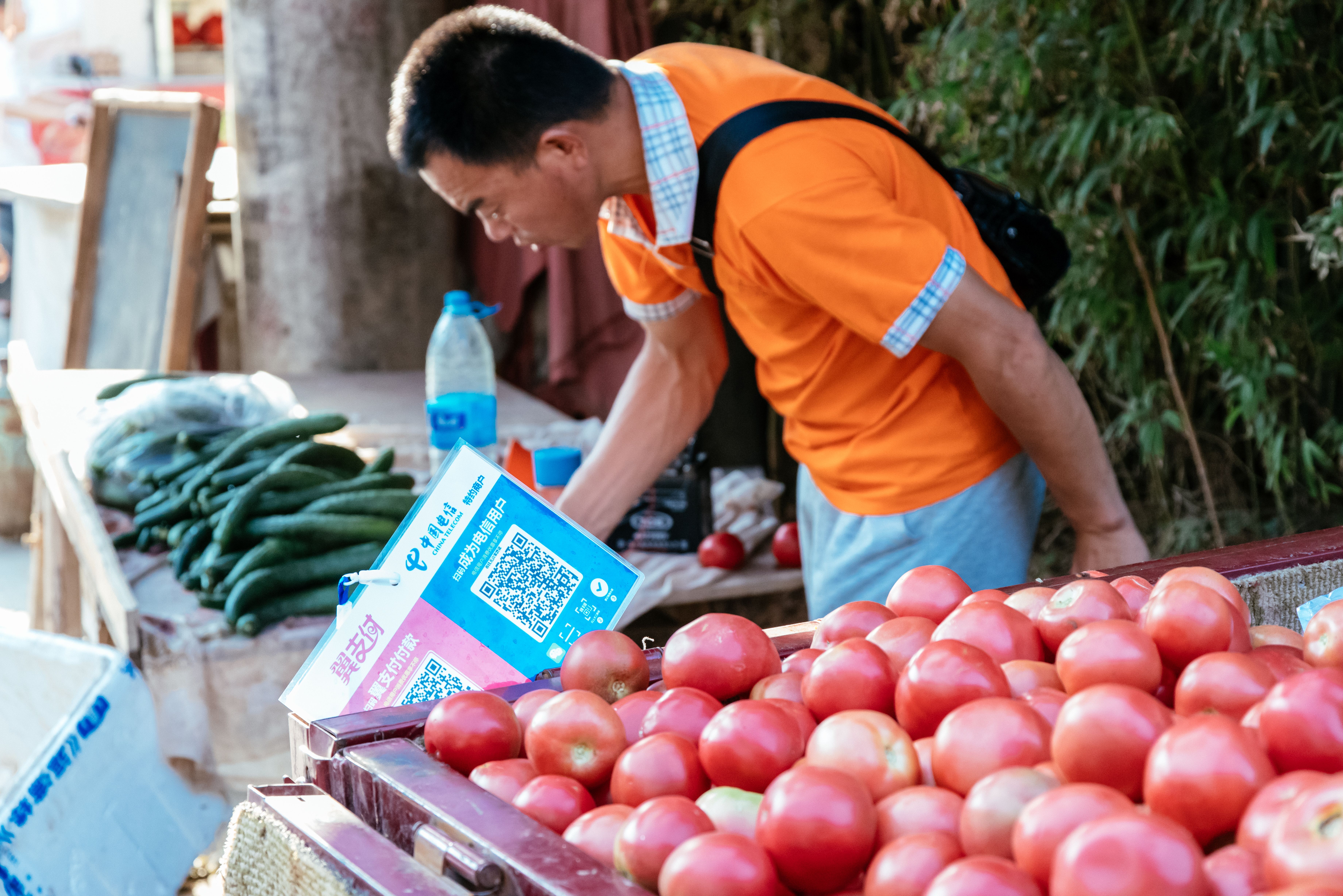 中國菜販架起電子支付QR碼看板。（東方IC）