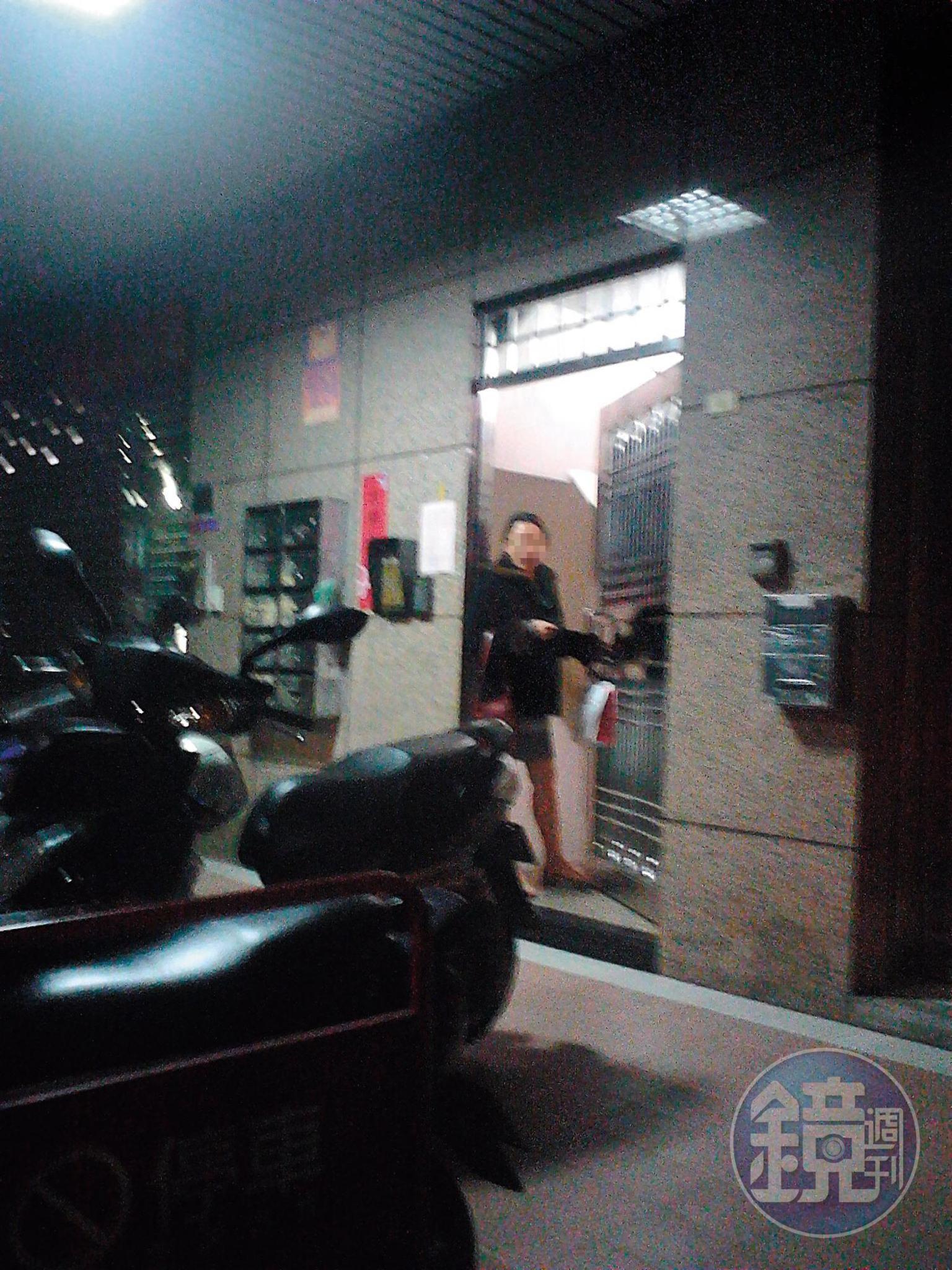 小三潘女(圖)遇到元配,扯開嗓門大聲嗆聲。(讀者提供)