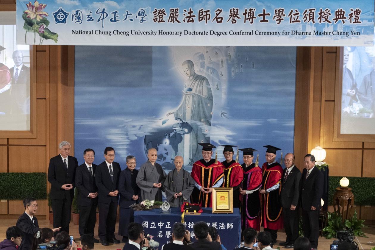 證嚴法師感謝中正大學的肯定,表示榮耀屬於全球慈濟人。(慈濟提供)