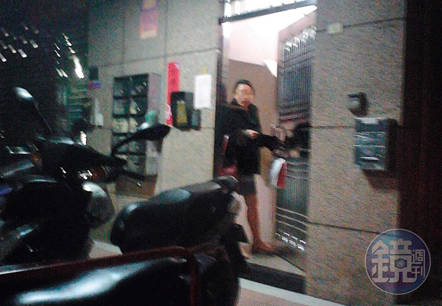 小三潘女(圖)遇到元配,扯開嗓門大聲嗆聲。(讀者提供)