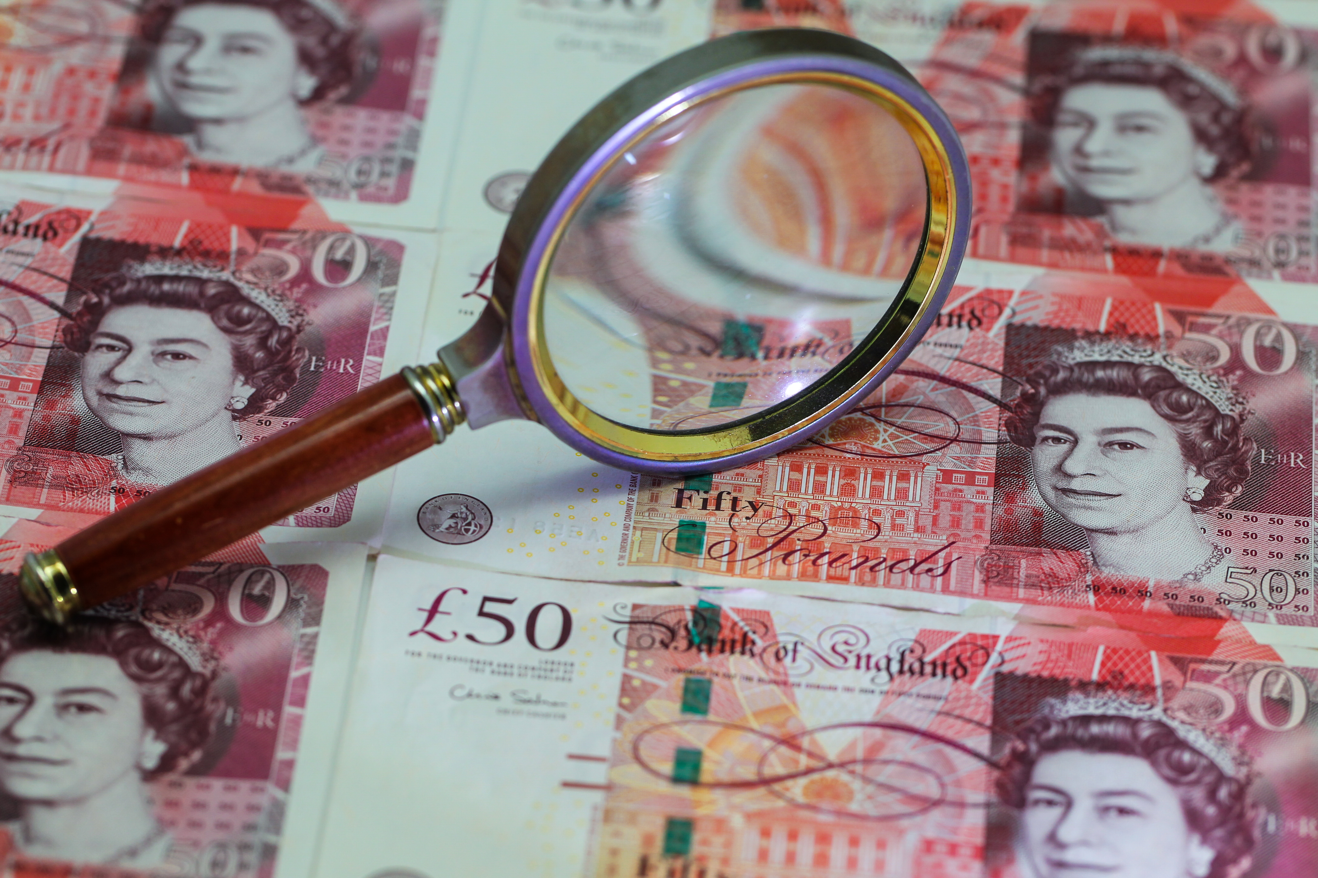 紙幣仍是許多英國人仰賴的支付工具。(東方IC)