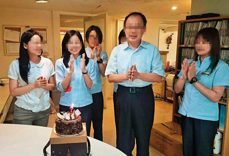 豐富的診所聘請許多年輕貌美的女性員工，他的小四何女就曾任職該診所。圖非當事人何女。（翻攝臉書）