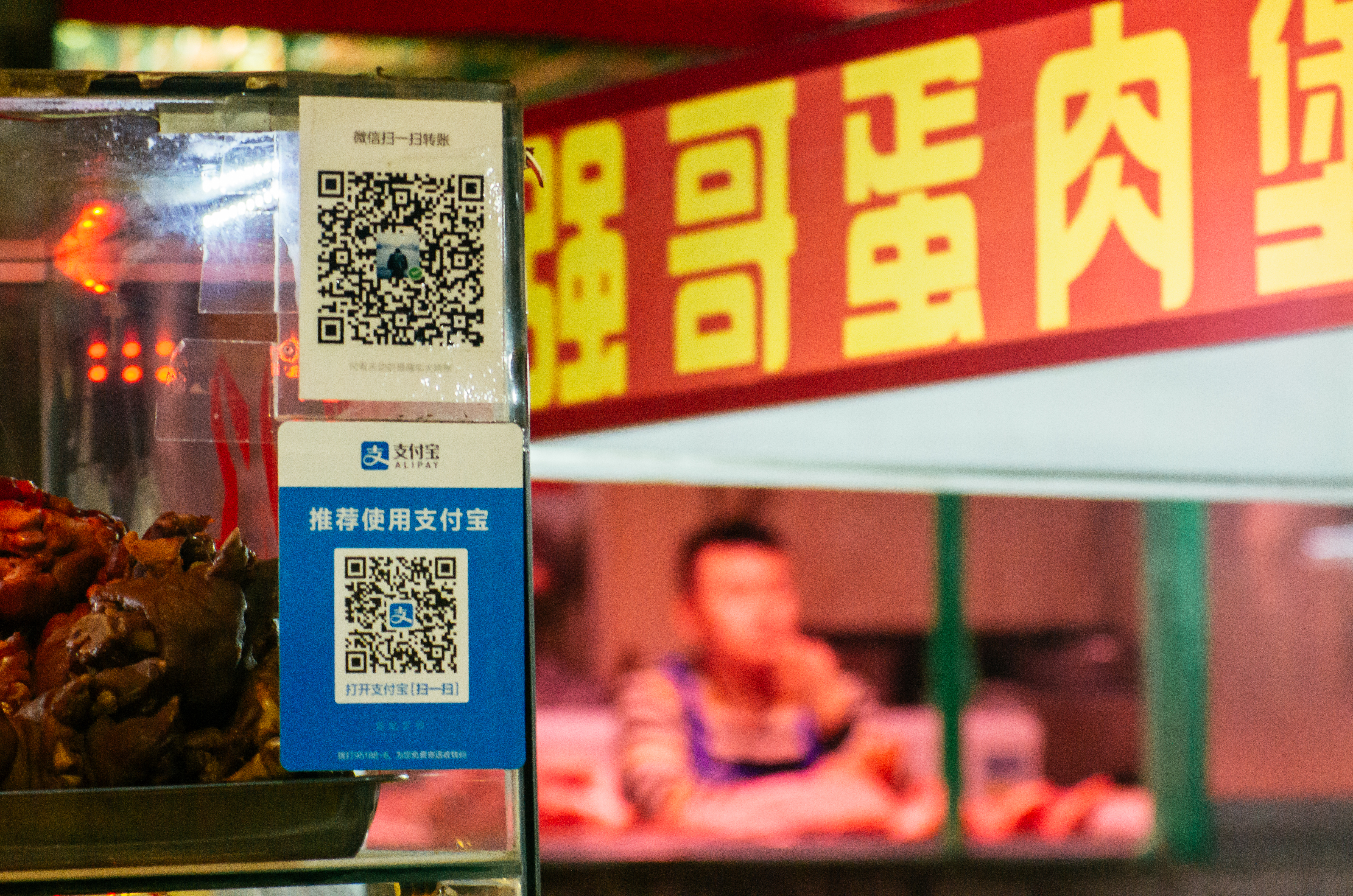中國攤販也接受各種手機付款方式。（東方IC）