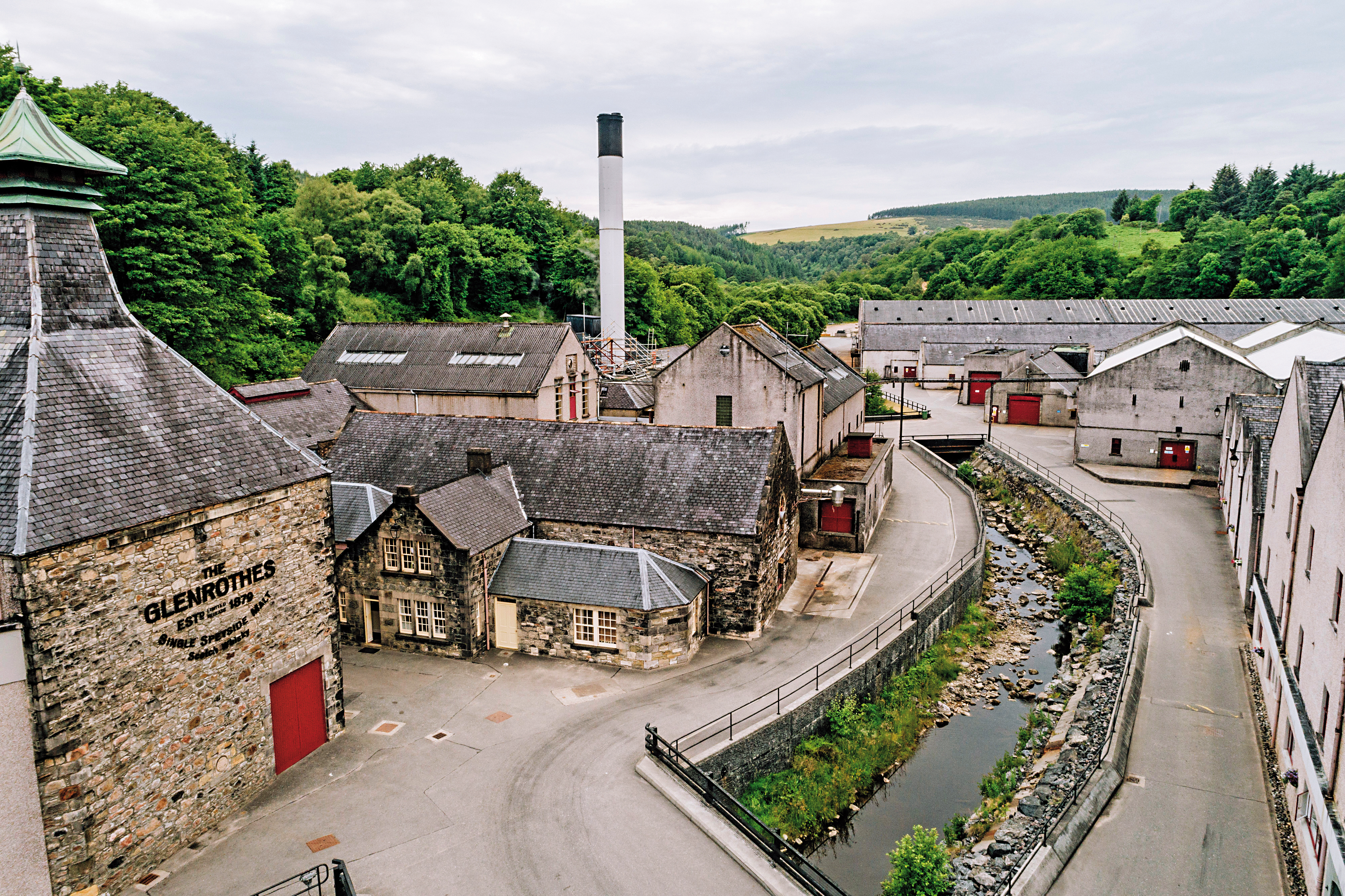 酒廠由Burn of Rothes 一分為二，支流的一側是生產場，另一側則是裝填存放區。