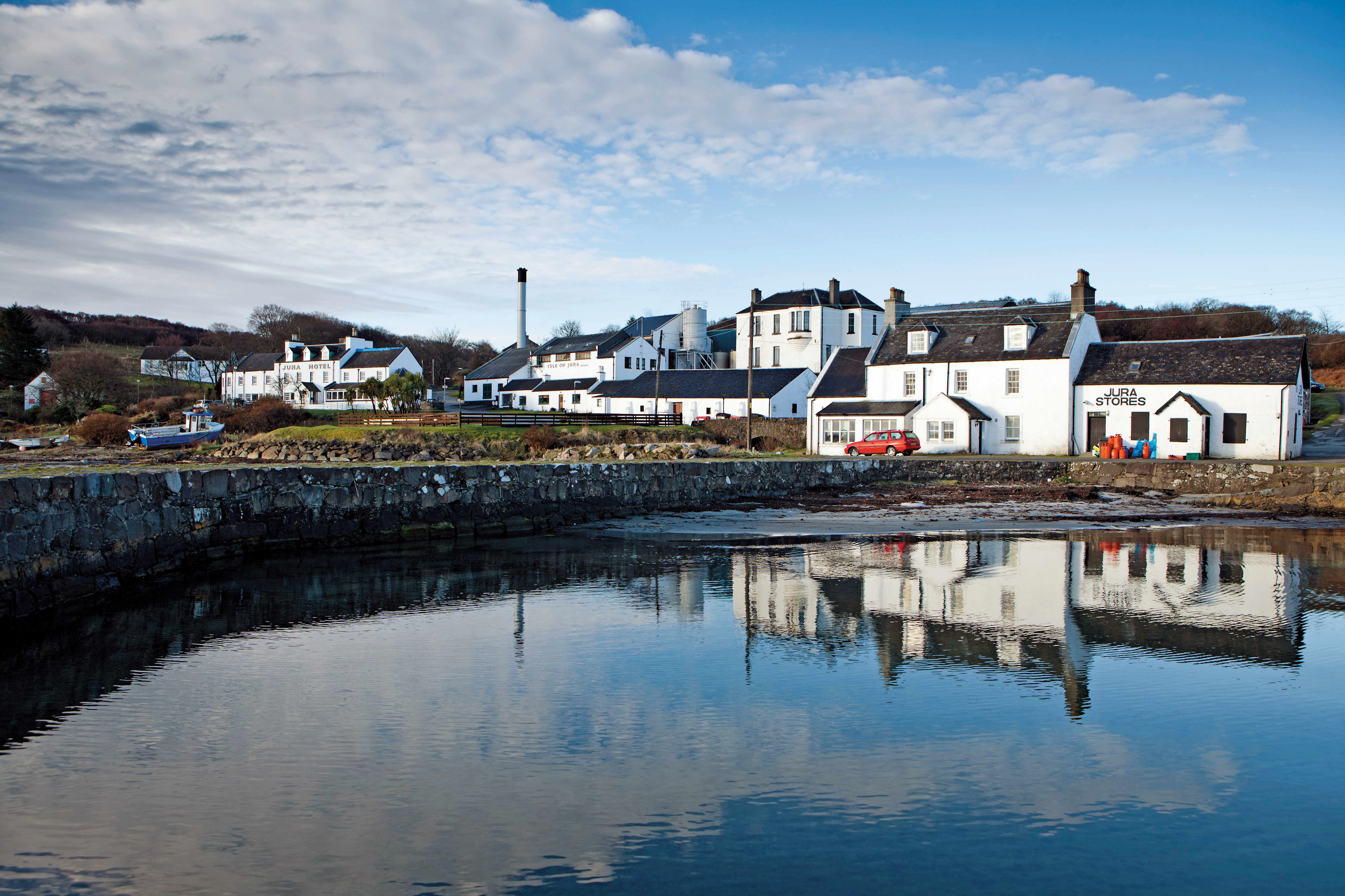 吉拉酒廠就在緊鄰著艾雷島的吉拉島上，是島上唯一酒廠，也是全島重要的經濟命脈。