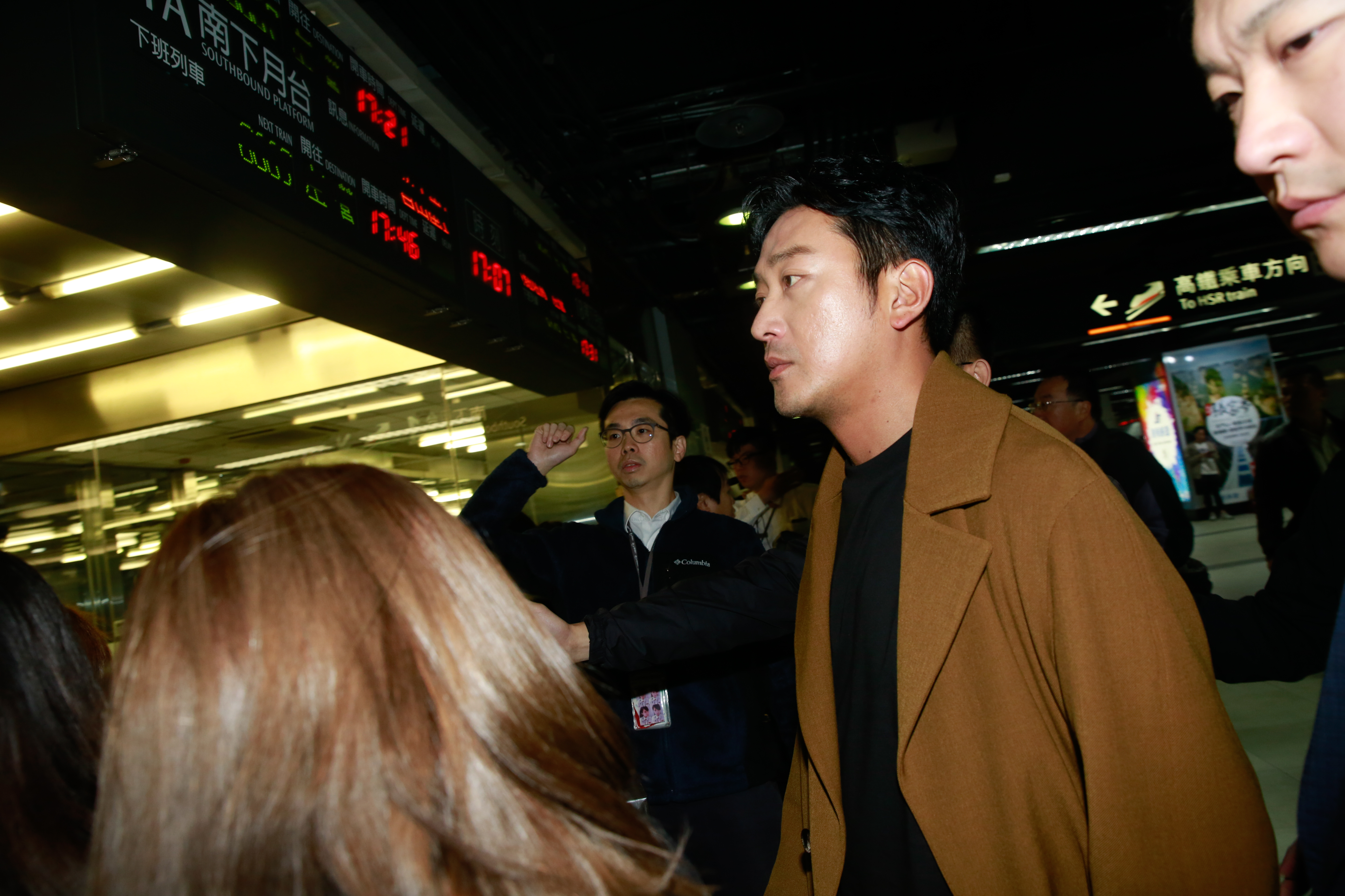 韓星河正宇乘坐高鐵準備下台中進行影廳見面會。