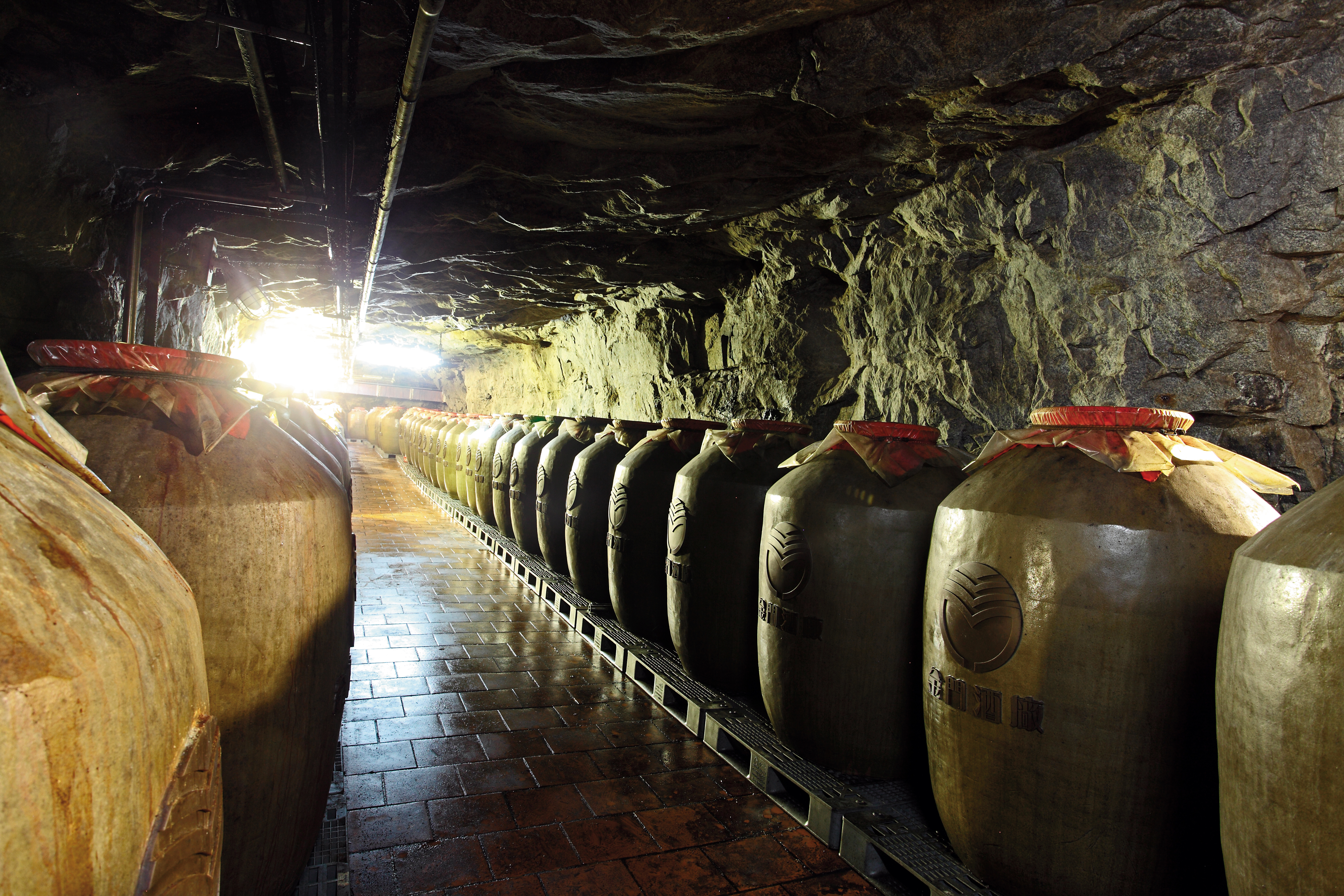 金門擁有許多防空戰備坑道，恆溫、恆濕、穩定酒質的特性，形成絕佳的窖藏空間，確保金門高粱酒品質穩定。