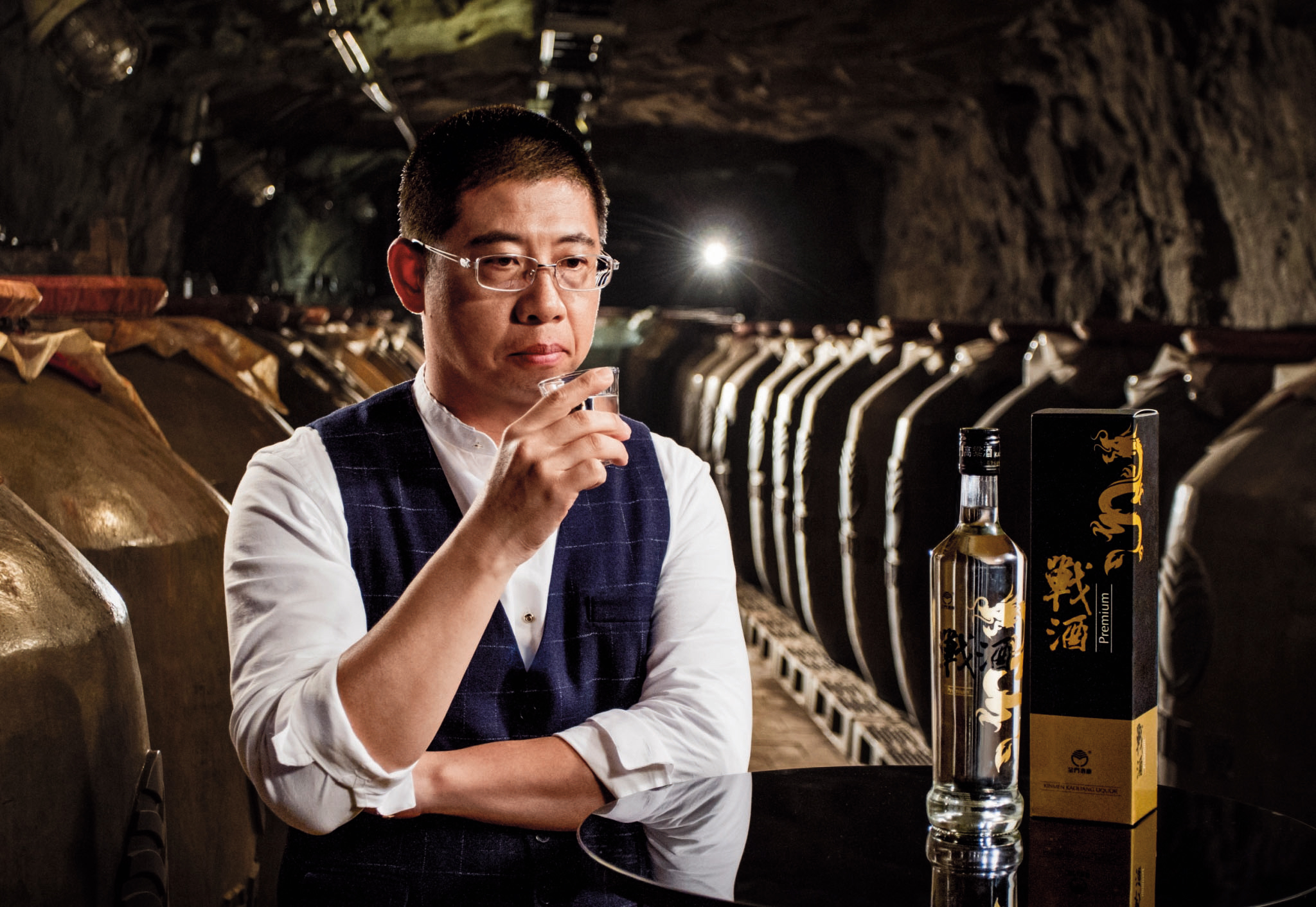 黑金龍可說是金門高粱至尊酒王,也是金門酒廠廠長暨釀酒大師王偲名的力作,為慶賀榮獲舊金山世界烈酒競賽金牌獎,推出限量「戰酒黑金龍金箔酒」,添加奈米等級9999食用純金箔。