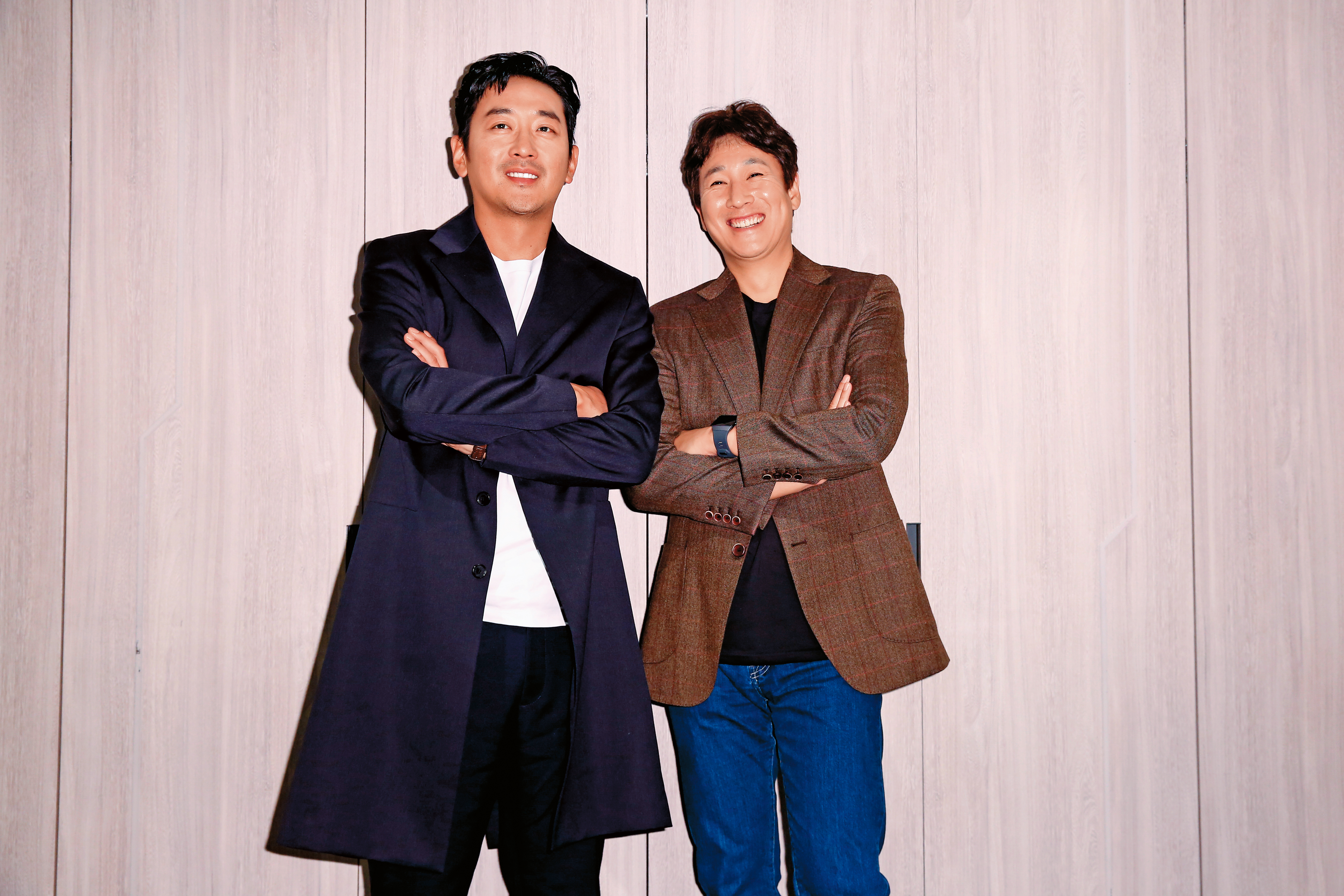 河正宇（左）和李善均近來密集跑電影宣傳培養出好默契，藉眼神就能交流。