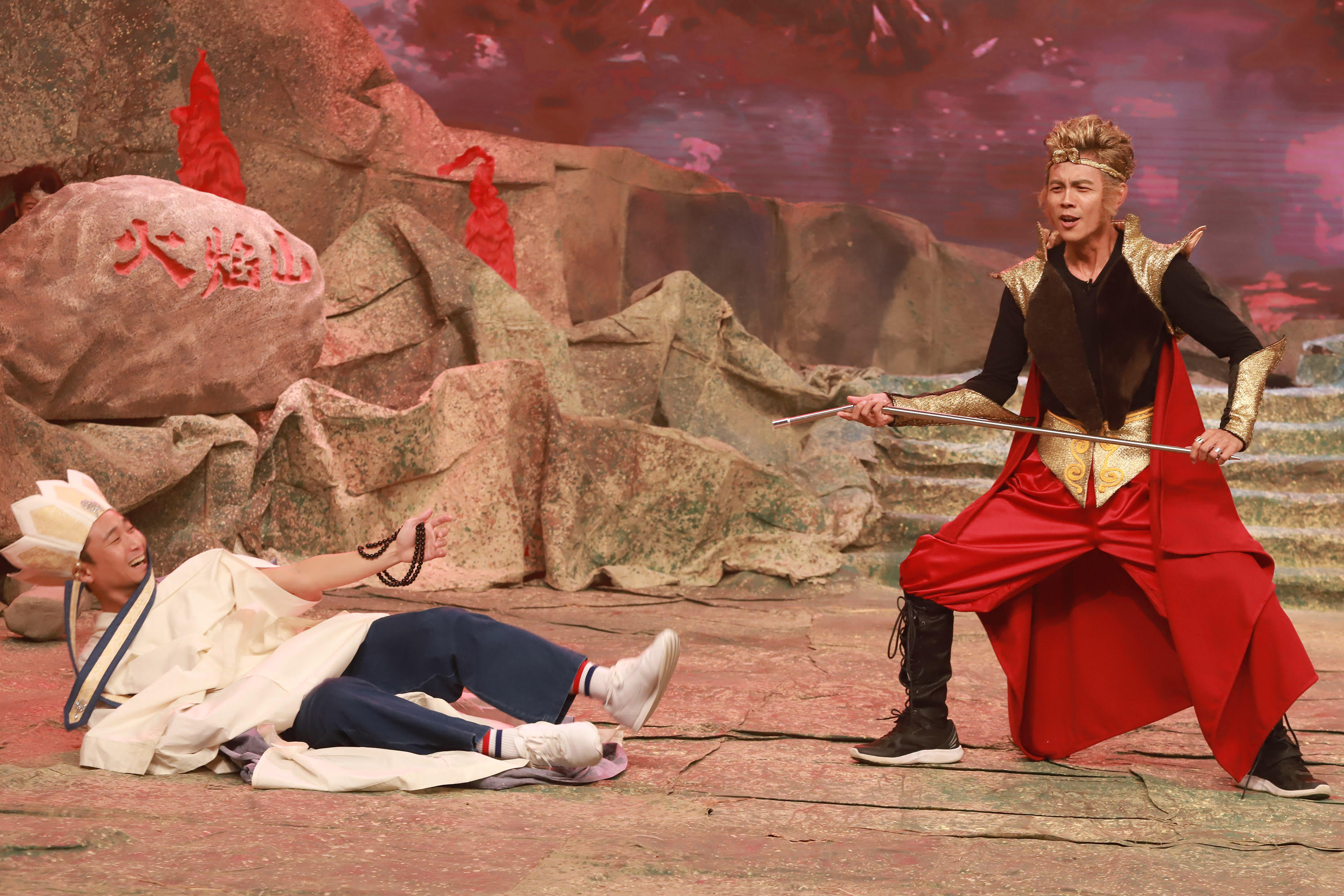 浩角翔起扮演唐三藏和孫悟空，十分好笑。（民視提供）