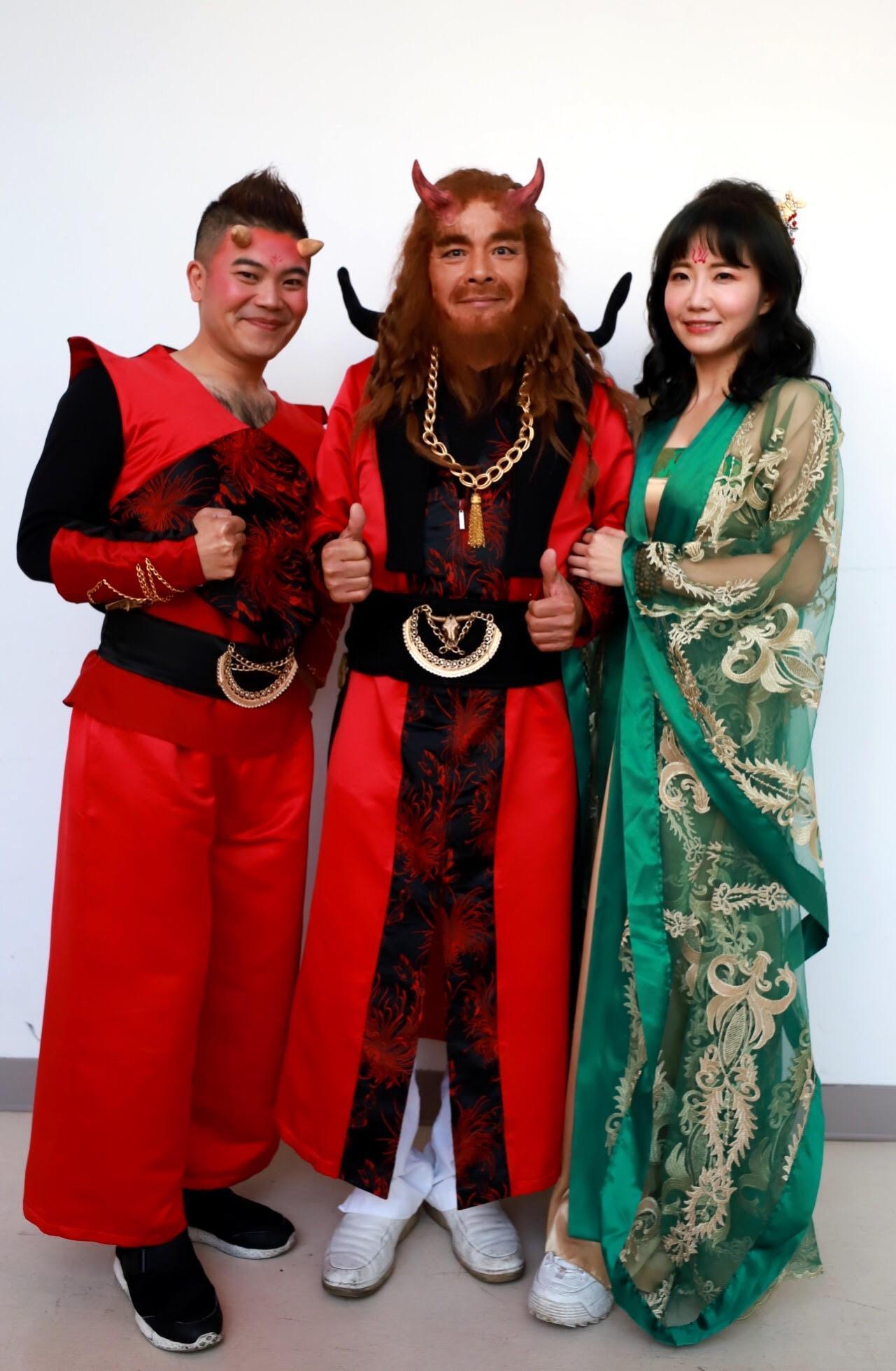 雷洪（中）氣場超強，飾演牛魔王讓馬國畢（左）害怕。（民視提供）