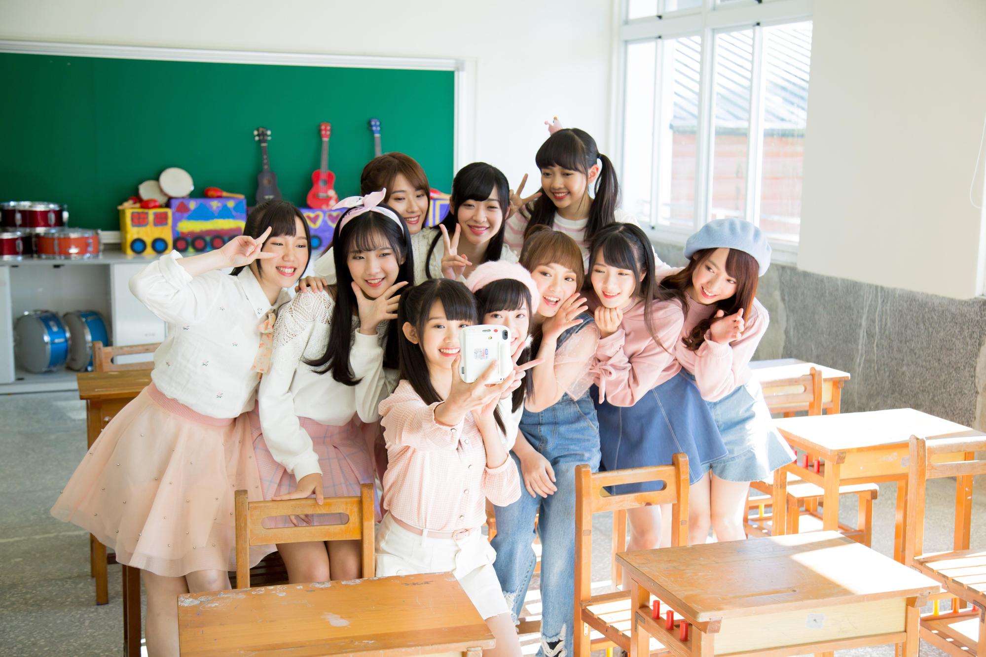 〈櫻花瓣〉MV重回校園取景，讓AKB48 Team TP團員們感念曾辛苦教導他們的老師。（好言娛樂提供）