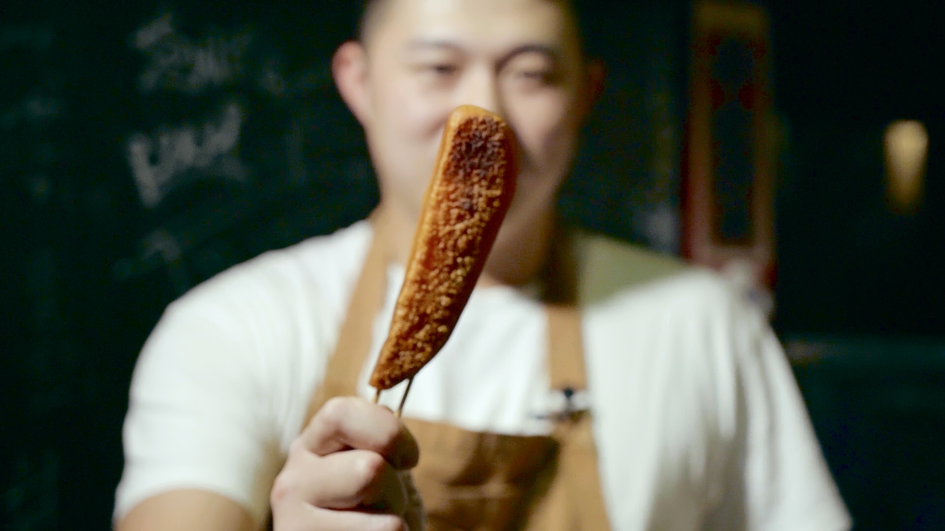 南部人豪邁烏魚子吃法，不切直接串半塊。