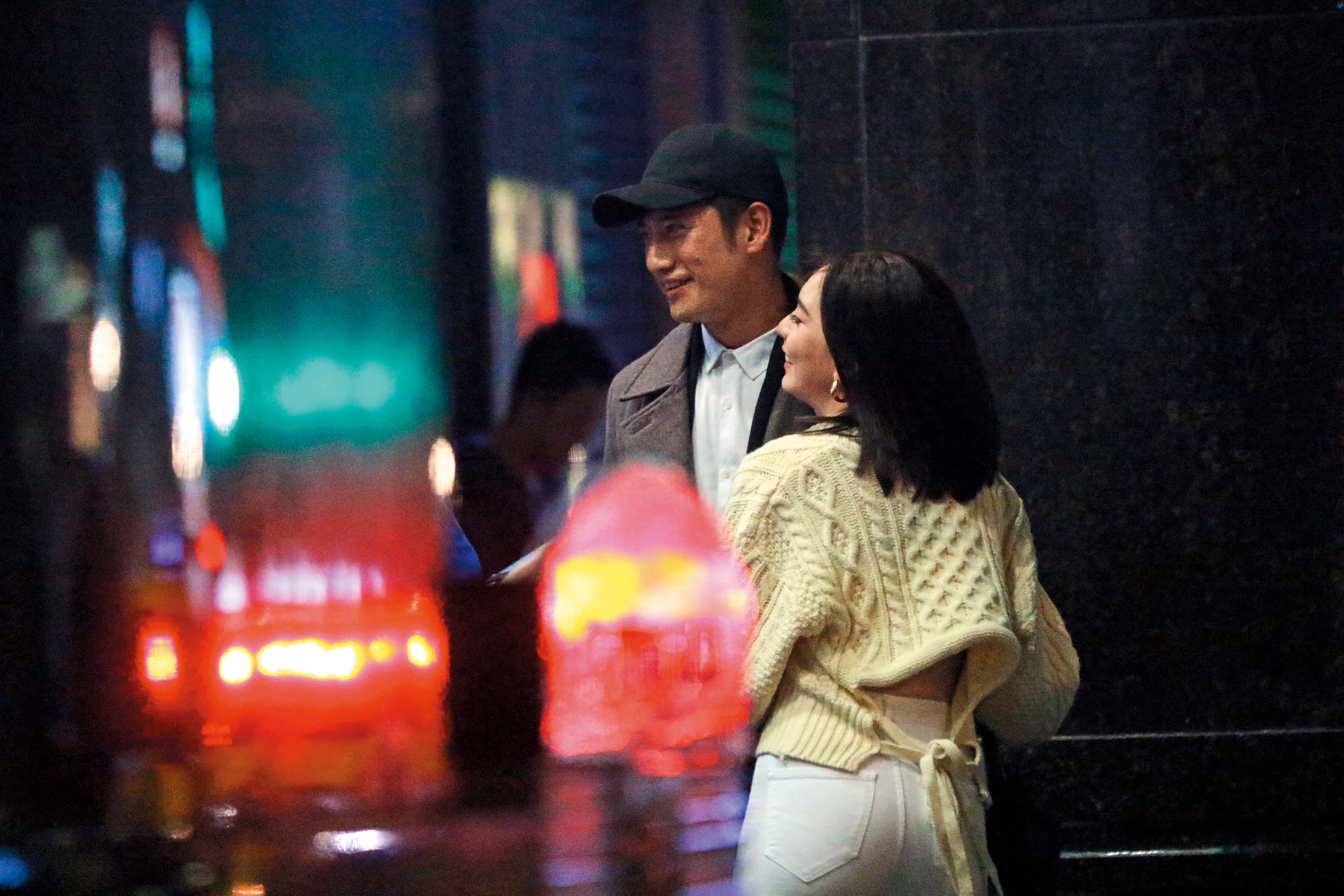 去年耶誕節，本刊直擊周孝安和小模Ariel在台北市東區街頭，Ariel整個人貼上周孝安，模樣親密。