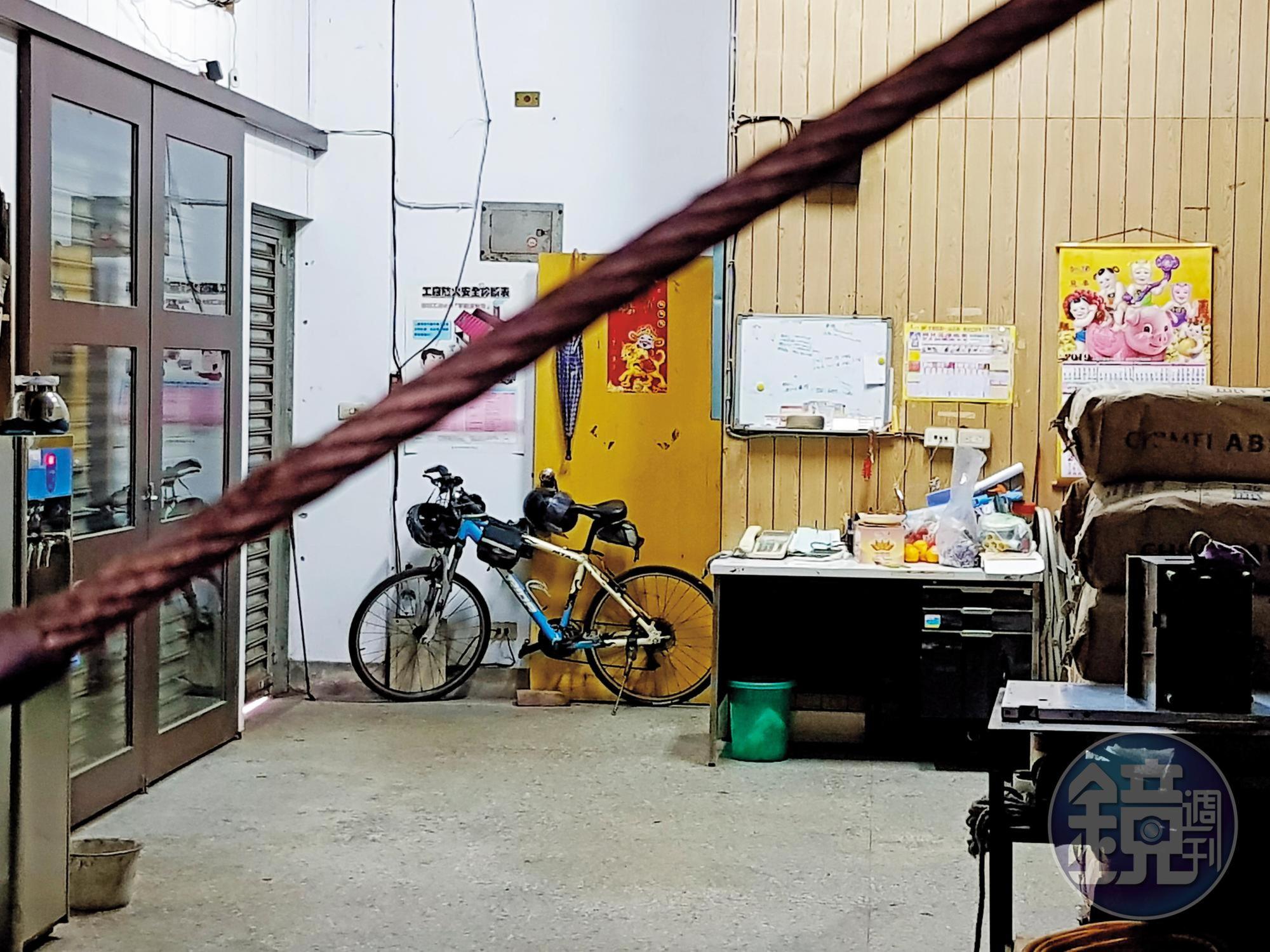 案發後，丁嫌的工廠大門深鎖。鄰居則一致認為他冷漠、難相處。