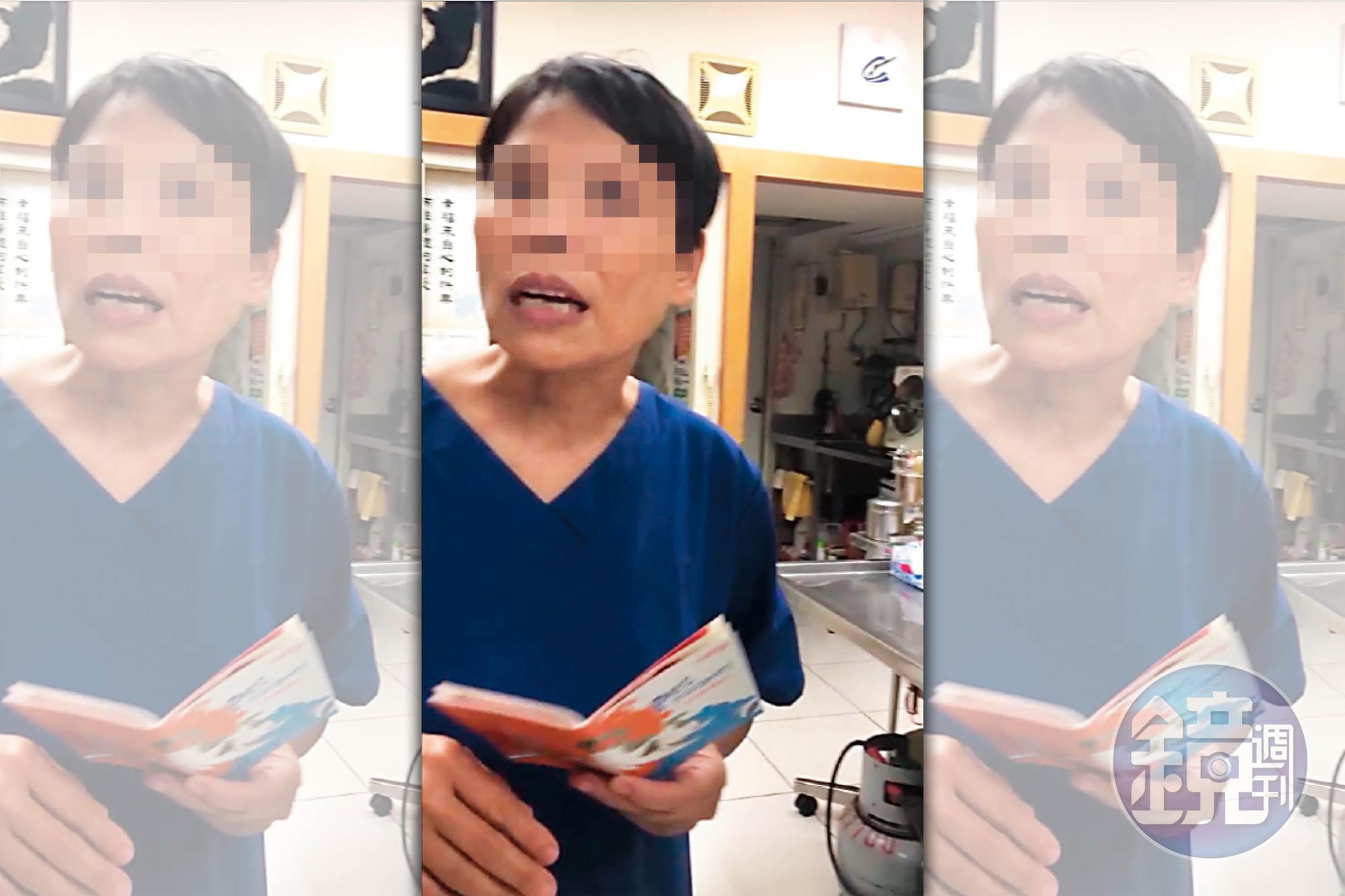 身穿藍衣拿著狗狗健康護照為寵物進行檢診的，就是「無照女獸醫」林美玲。（讀者提供）