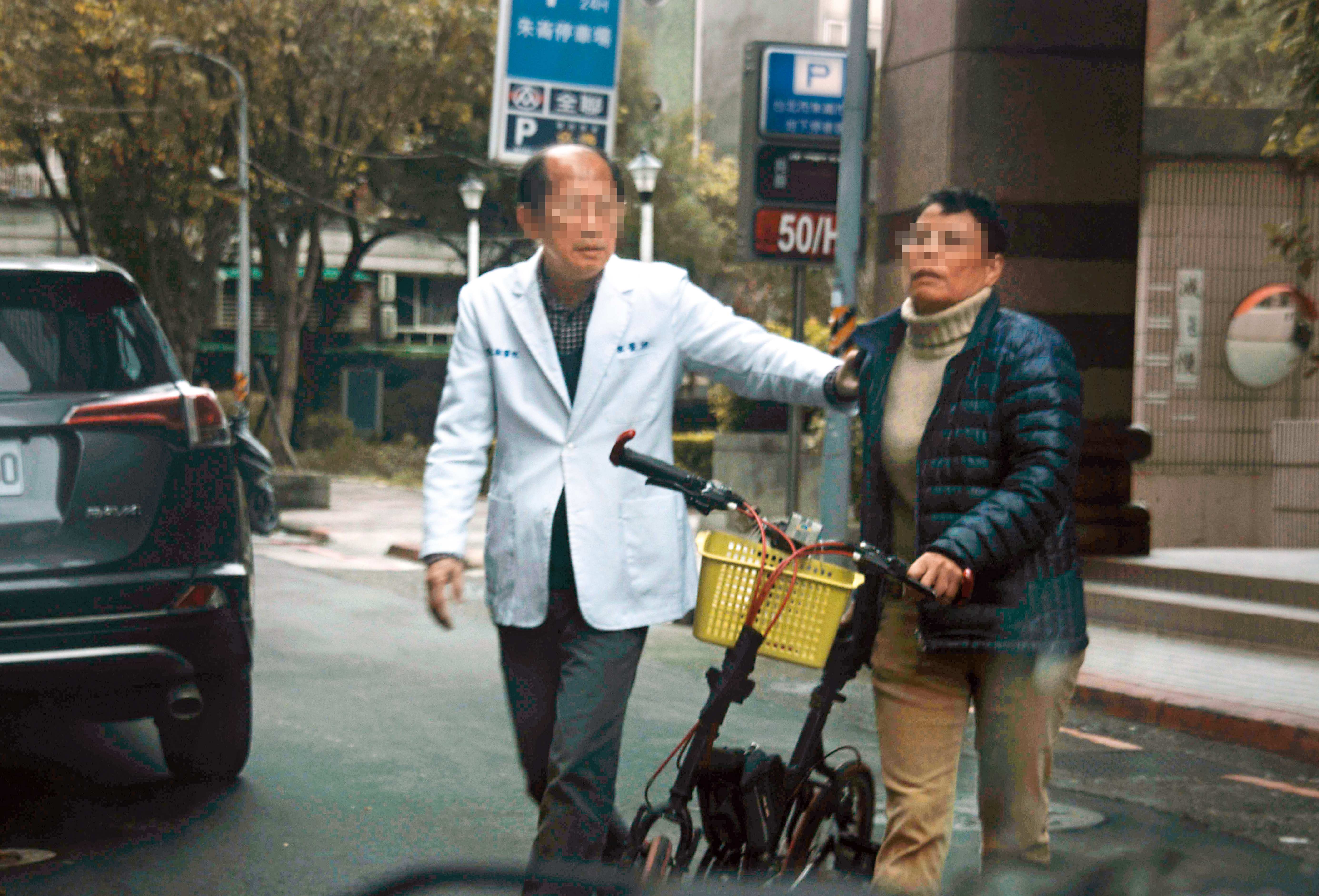 龍江獸醫院的賴姓獸醫師(左)與林美玲(右)私交甚篤。