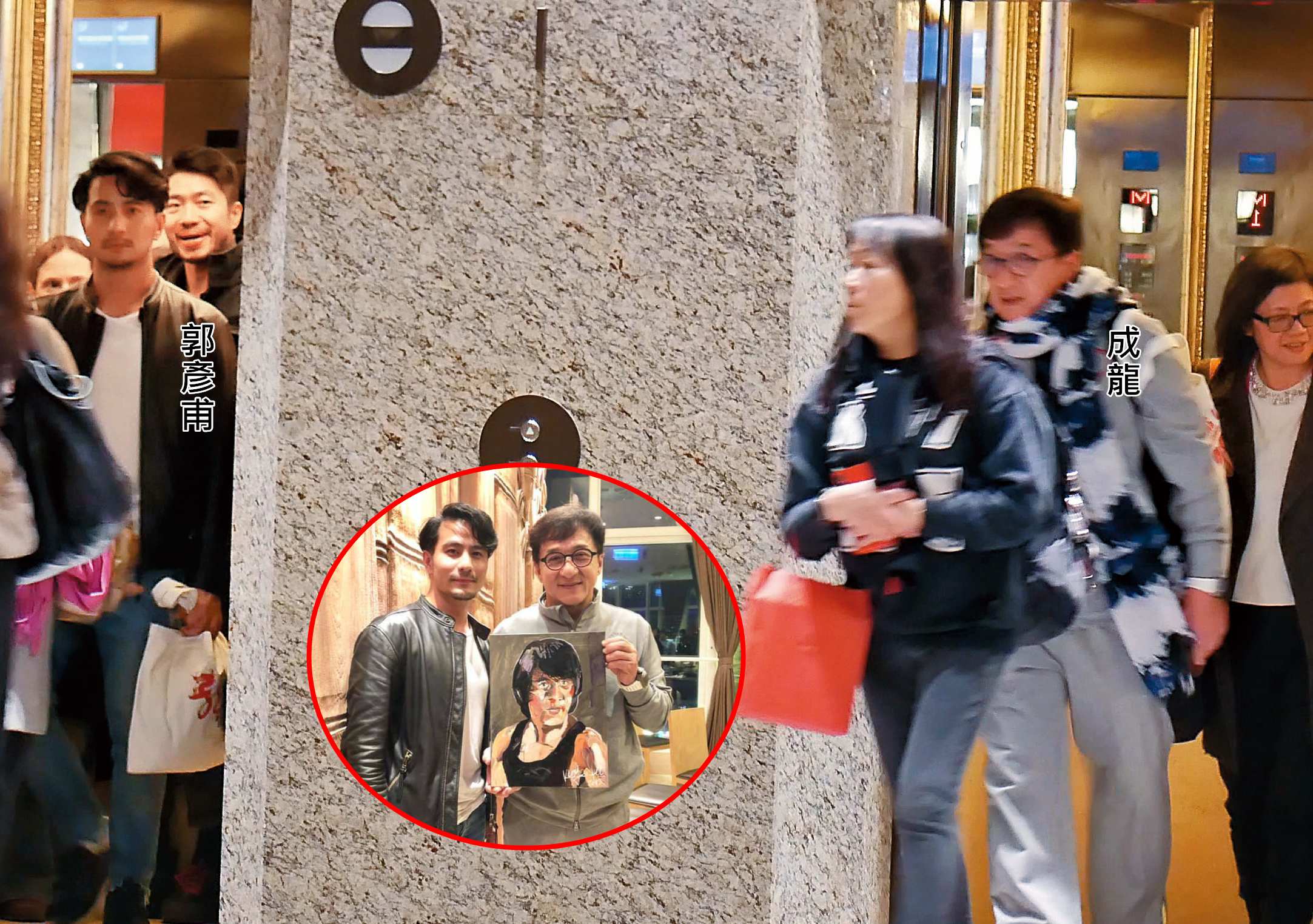 1月3日22：02，參加成龍（右）飯局的人分乘2部電梯離開，裡面竟有看似和成龍從無交集的郭彥甫（左），頗令人意外。