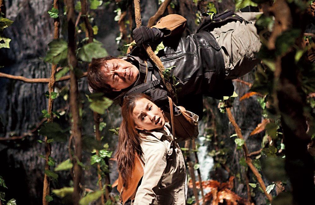 成龍對圓明園12生肖獸首藝術品十分關注，2012年還自導自演電影《十二生肖》，更來台東取景。（翻攝電影劇照）