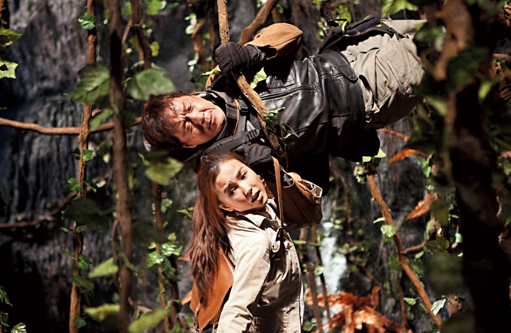 成龍對圓明園12生肖獸首藝術品十分關注，2012年還自導自演電影《十二生肖》，更來台東取景。（翻攝電影劇照）