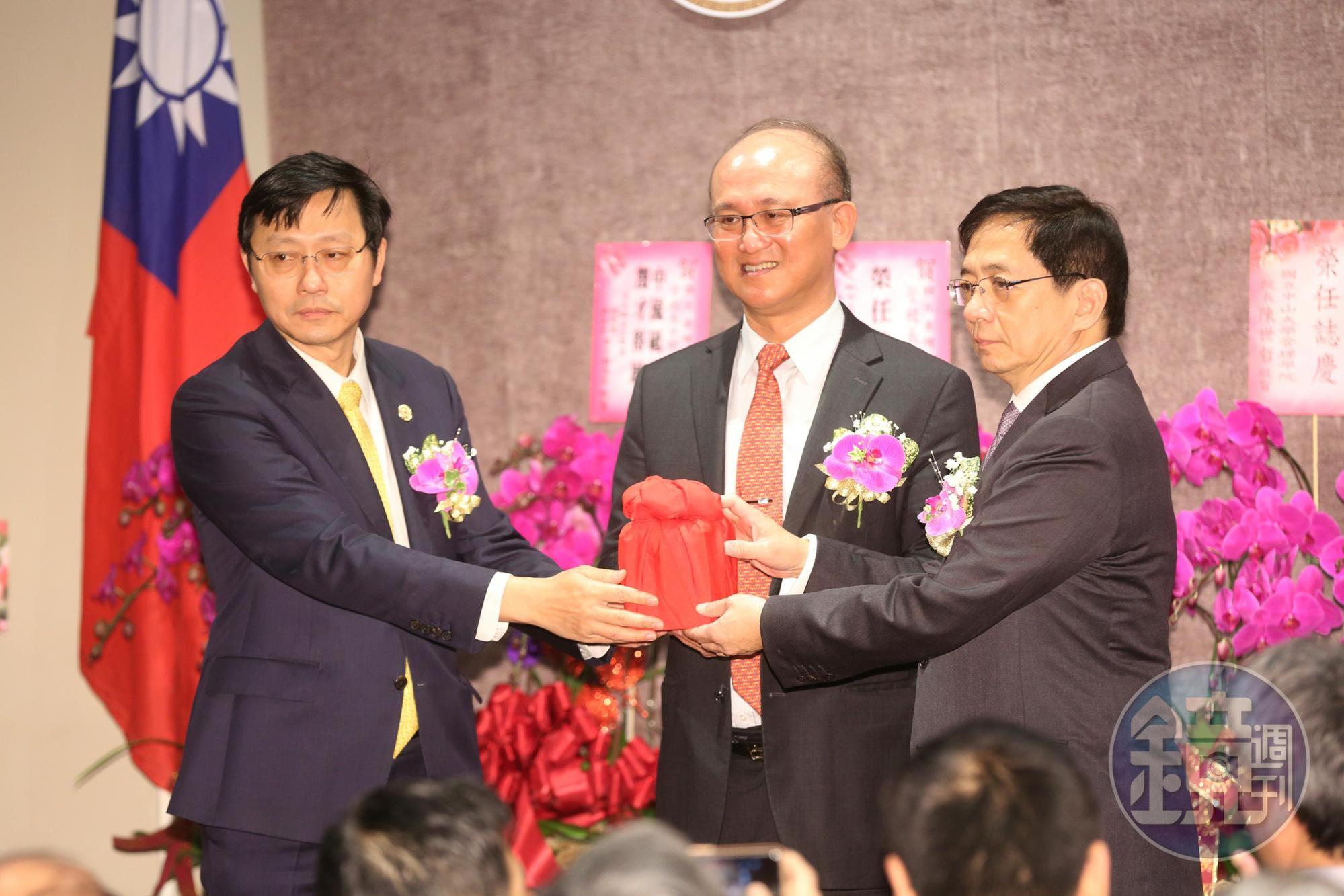 管中閔今(8日)接任台大校長,交接典禮會場上加油聲、抗議聲都有。