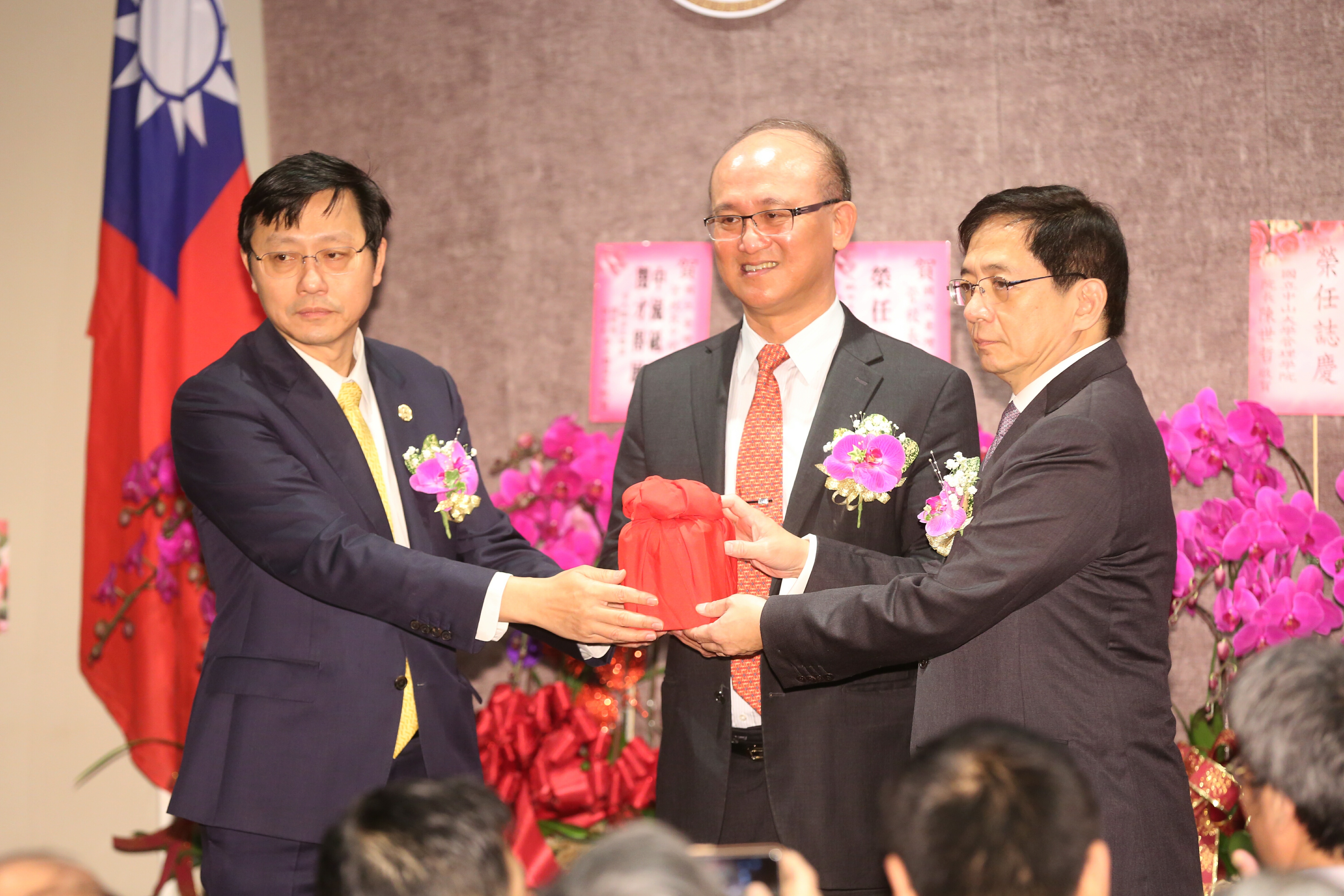 管中閔今（8日）接任台大校長，交接典禮會場上加油聲、抗議聲都有。