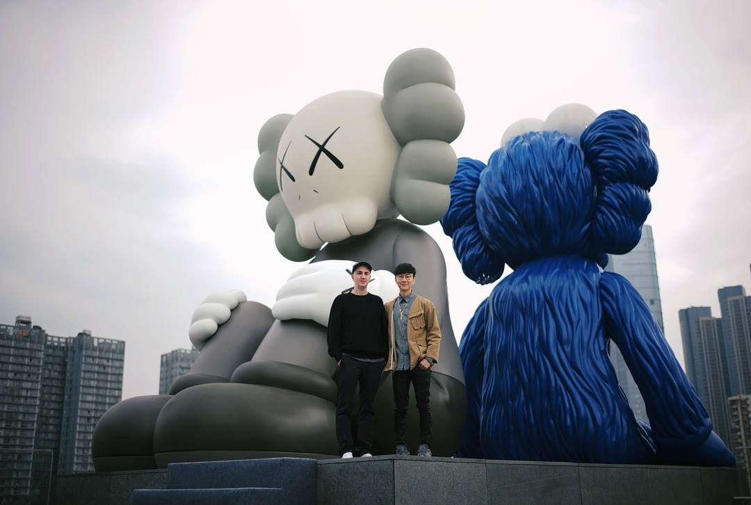 林俊傑去年5月與KAWS合影。（翻攝自林俊傑臉書）