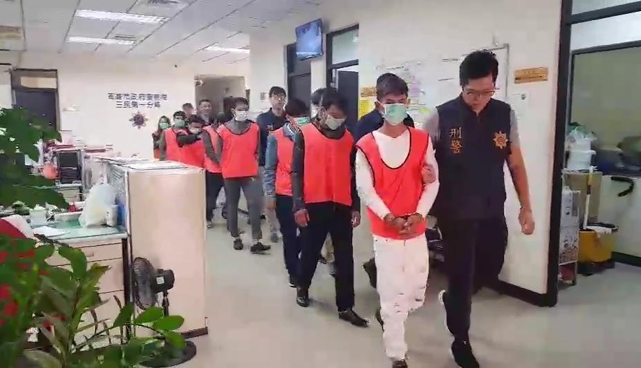 警方以車追人,抓到4名「觀宏專案」脫團的越籍移工及4名逾期居留越南籍旅客。(警方提供)