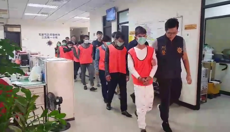 警方以車追人，抓到4名「觀宏專案」脫團的越籍移工及4名逾期居留越南籍旅客。（警方提供）