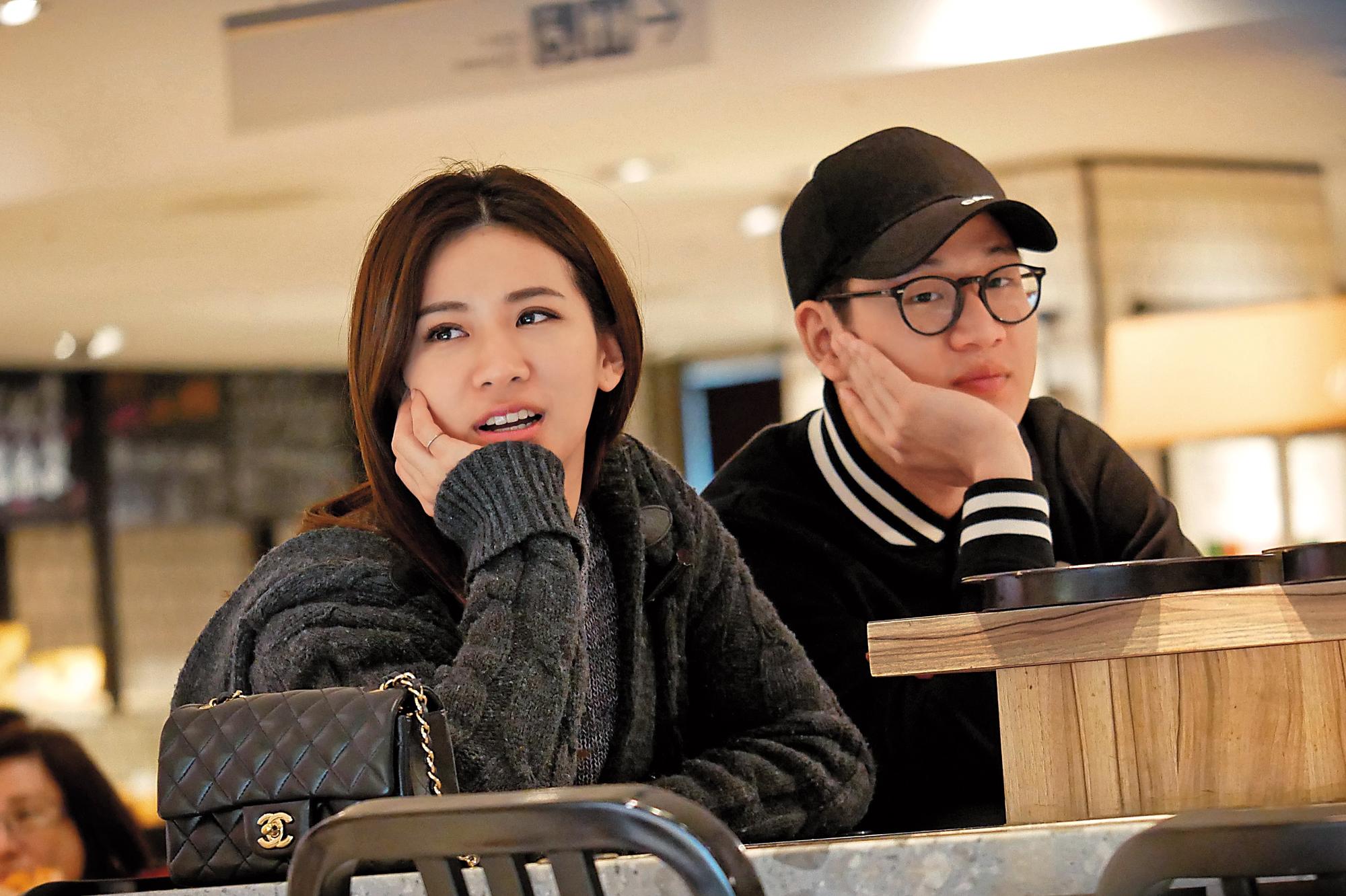 去年2月本刊獨家直擊周興哲與三立主播趙岱新約會，他透露當時還沒正式交往，直到3月才變成男女朋友關係。