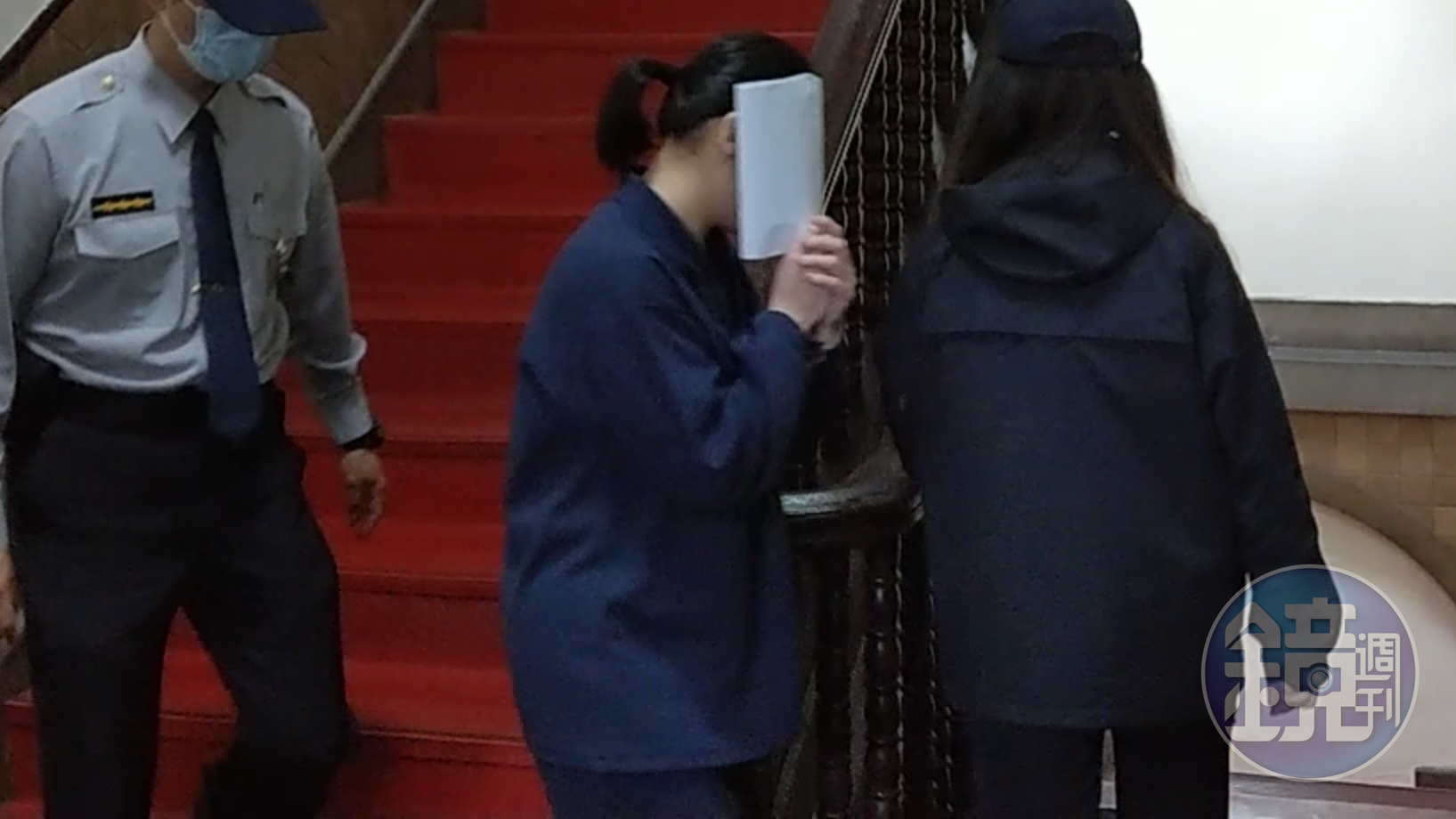 新北市女子張芳馨與小姑起口角衝突,竟狠心將小姑殺害埋屍,她出庭時用手遮臉。