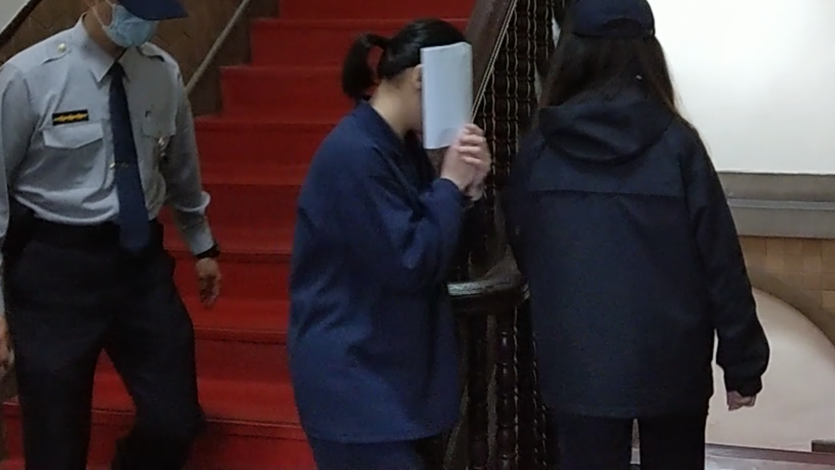 新北市女子張芳馨與小姑起口角衝突，竟狠心將小姑殺害埋屍，她出庭時用手遮臉。