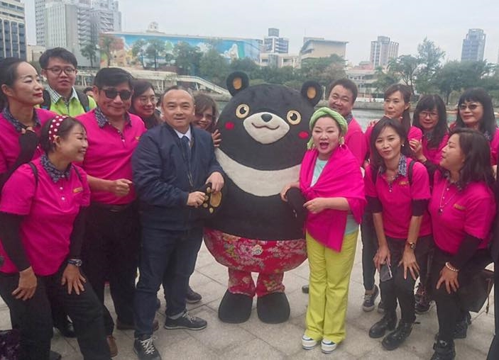 高雄市觀光局長潘恆旭（深色外套）提出「柴山冷泉變溫泉」的說法，引發網路熱議。（翻攝自潘恆旭臉書）