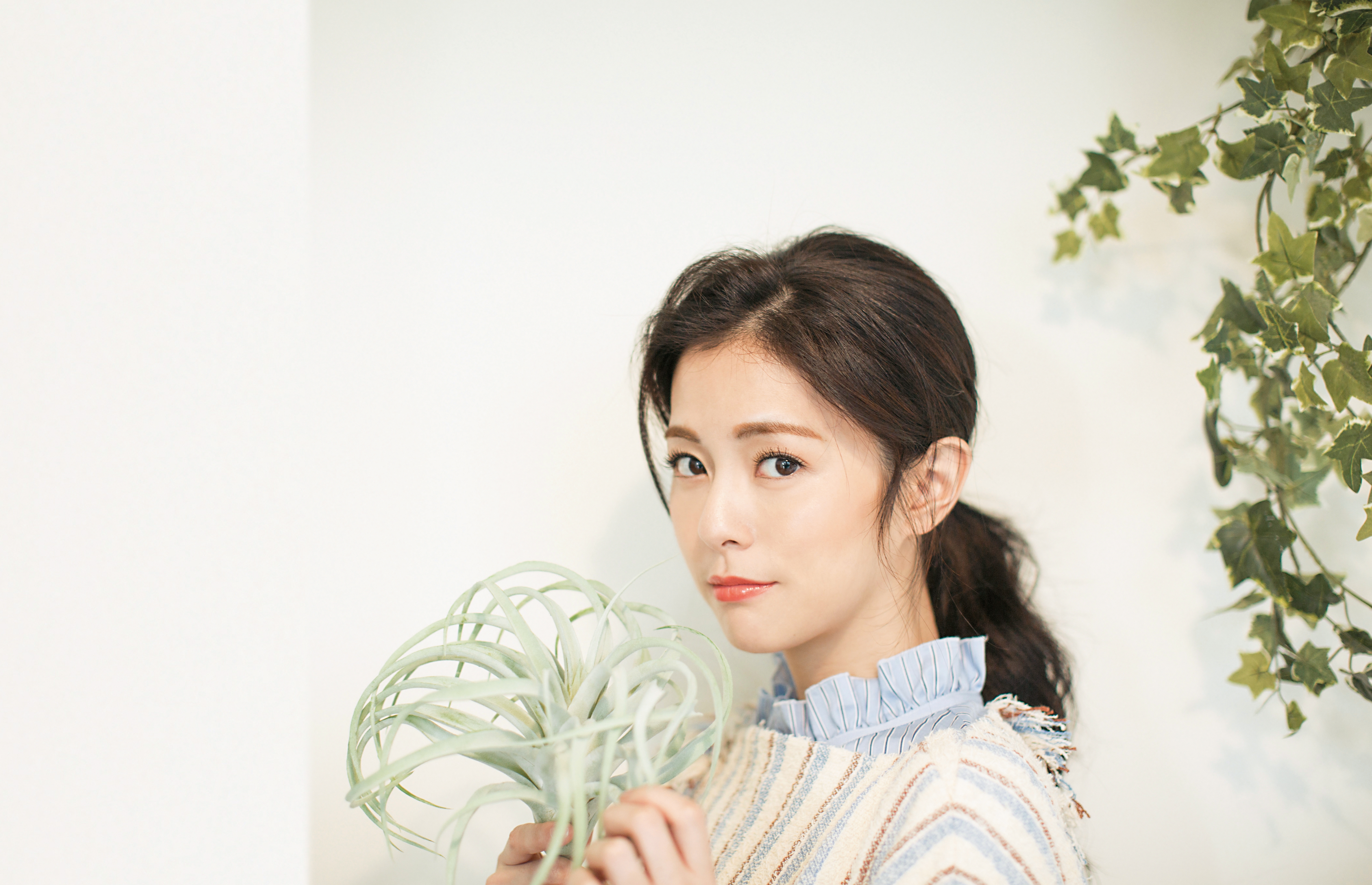 曾經收入不穩定、曾經在寒流穿濕衣服拍戲，進入演藝圈後，任容萱也像打怪在面對這些。