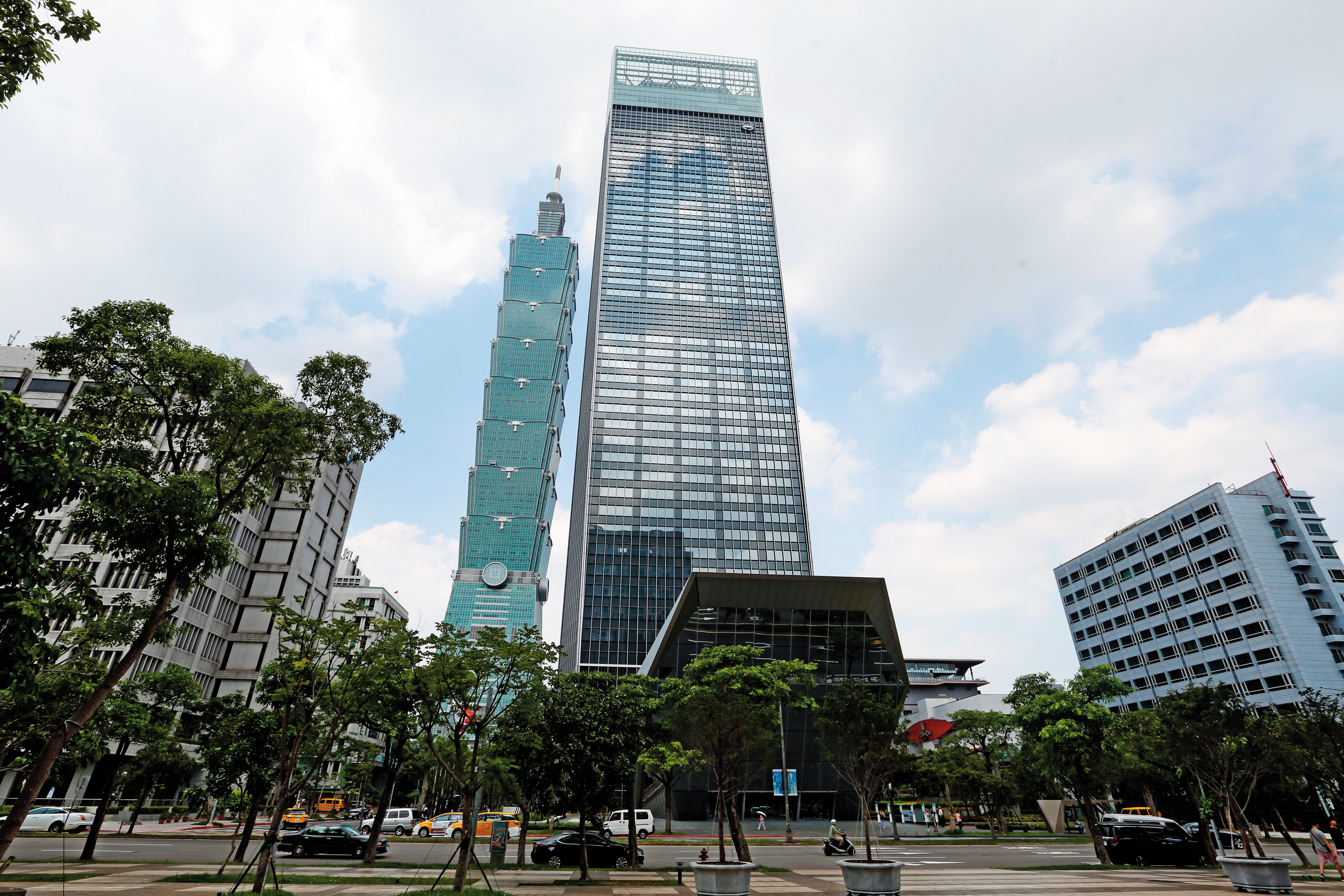 位在台北101旁邊的南山廣場大樓，總樓地板面積近20萬坪。