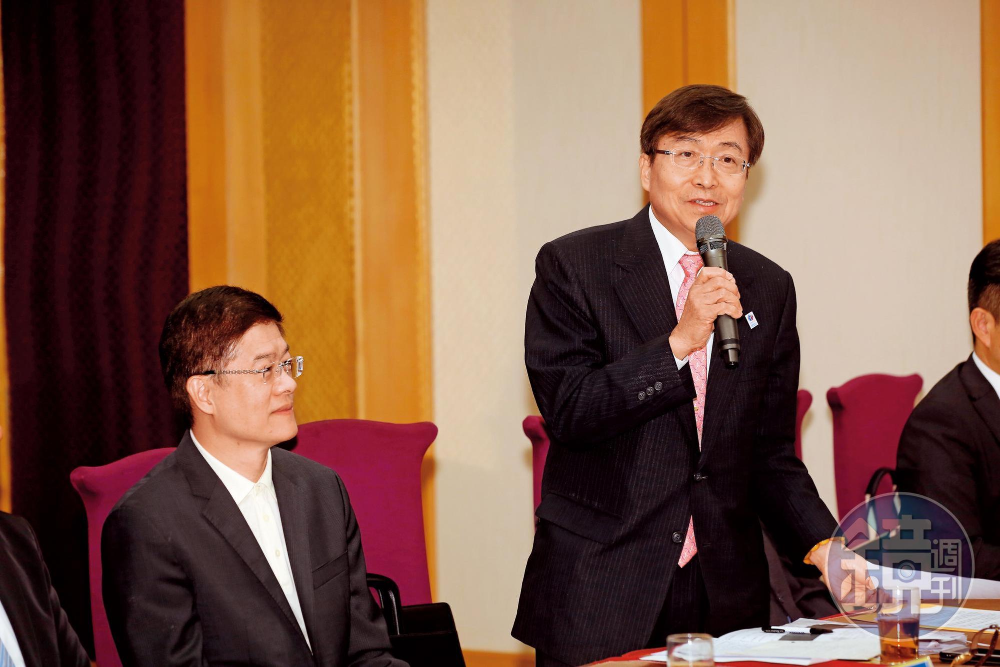 律師李永然(左2)認為,越南媒體取得的2份官方文件有助於進一步釐清案情。