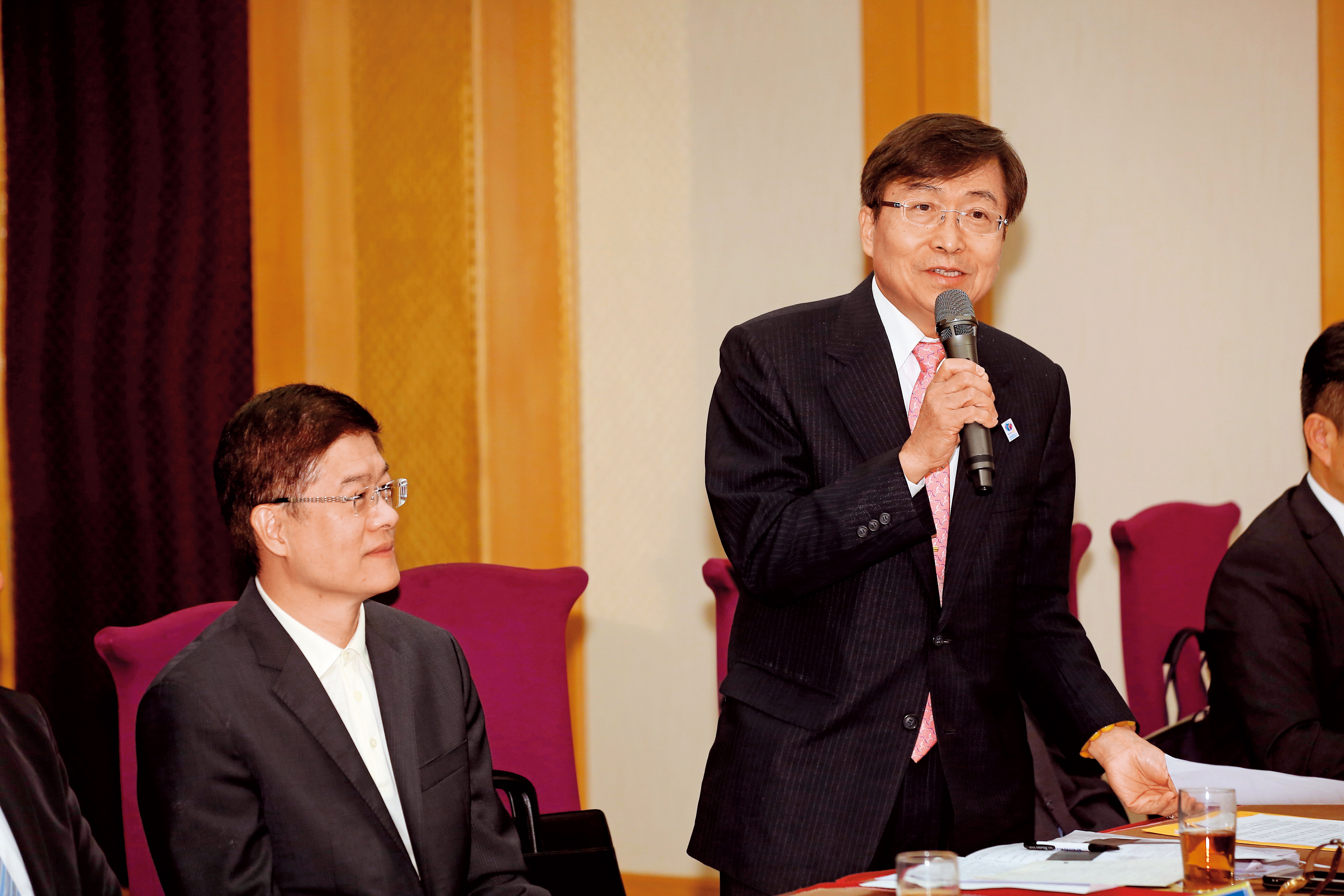 律師李永然（左2）認為，越南媒體取得的2份官方文件有助於進一步釐清案情。