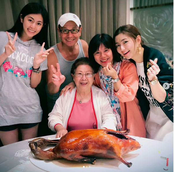 Selina貼出全家與外婆聚餐照，小抱怨自己即使穿了恨天高新鞋，仍是不抵妹妹高。（翻攝自Selina IG）