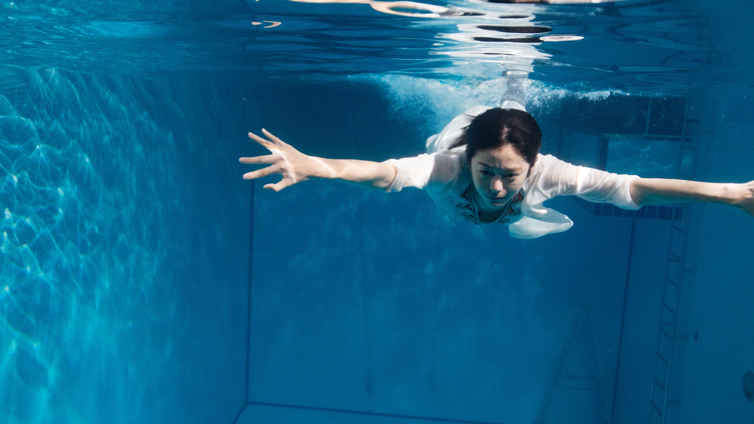 在新作《玩命貼圖》中，任容萱挑戰綁鉛塊入水演戲，過程頗有風險。（星泰娛樂提供）