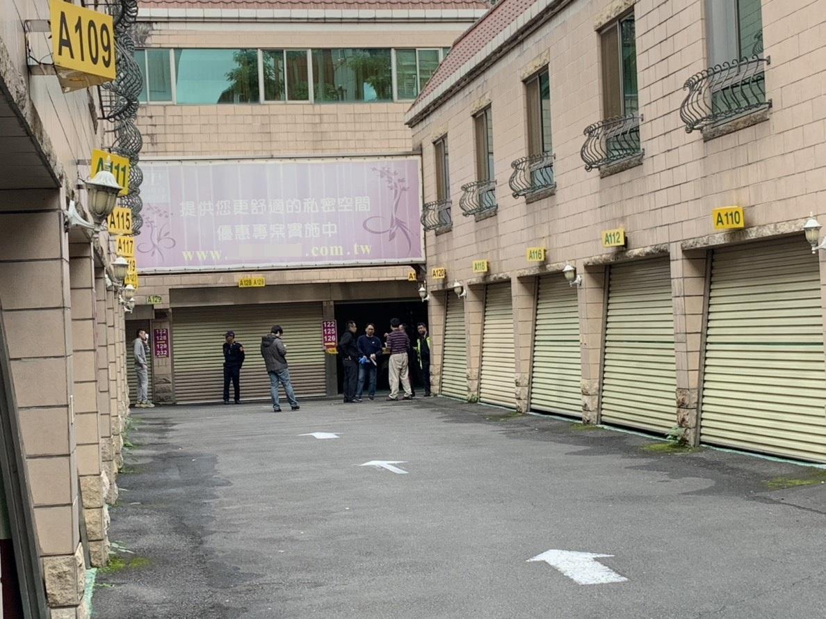 男子在汽車旅館套塑膠袋倒臥房間摺疊桌旁，警方到場採證。（警方提供）