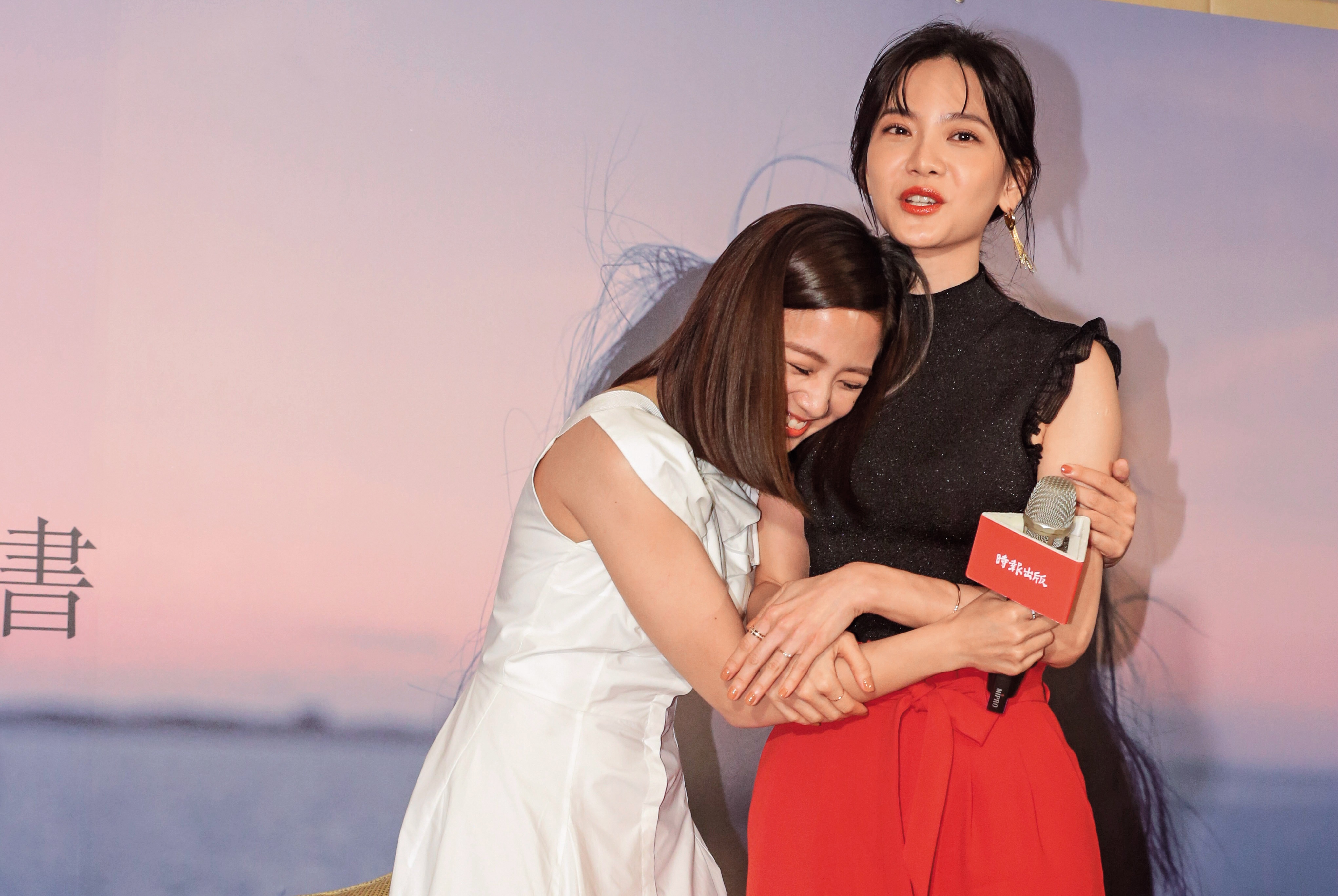 鬼鬼(左)一頭倒在曾之喬的奶上,倒是奶的主人看似一臉淡定。